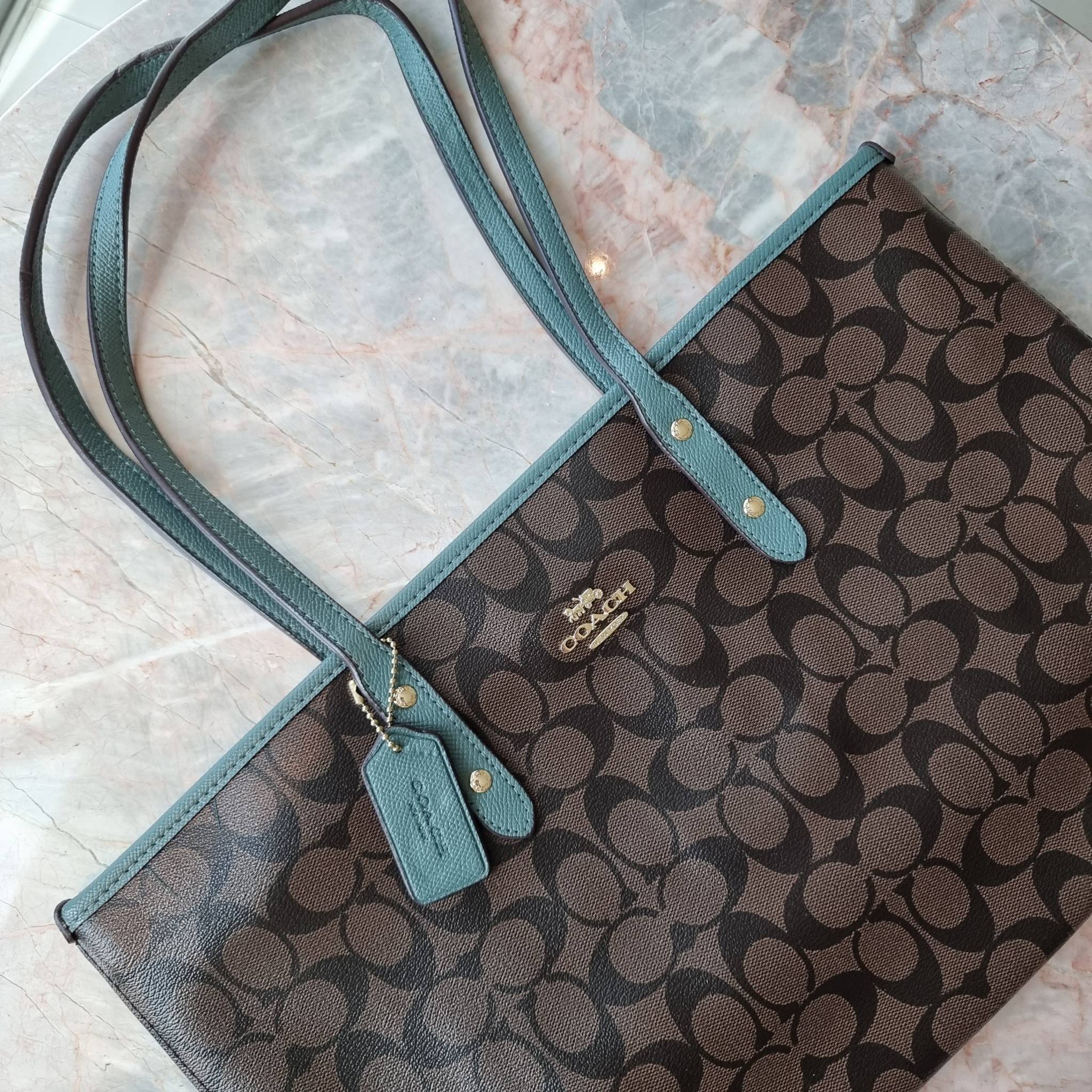 OUTLET 】COACH F58292 CITY ZIP TOTE IN SIGNATURE 16" รุ่นขายดี!! ไซส์ใหญ่ สีสวยมาให้แบบจัดเต็ม!! กระเป๋าถือทรงโท้ทใบใหญ่ สวยน่าใช้ทุกสี สะพายคล้องไหล่ได้เก๋ๆ จุของแน่นๆไปเลยจ้า!! วัสดุหนังแคนวาสคุณภาพ ปากกระเป๋าเปิด-ปิดด้วยซิป กันของหล่นได้ ถือไปไหนก็