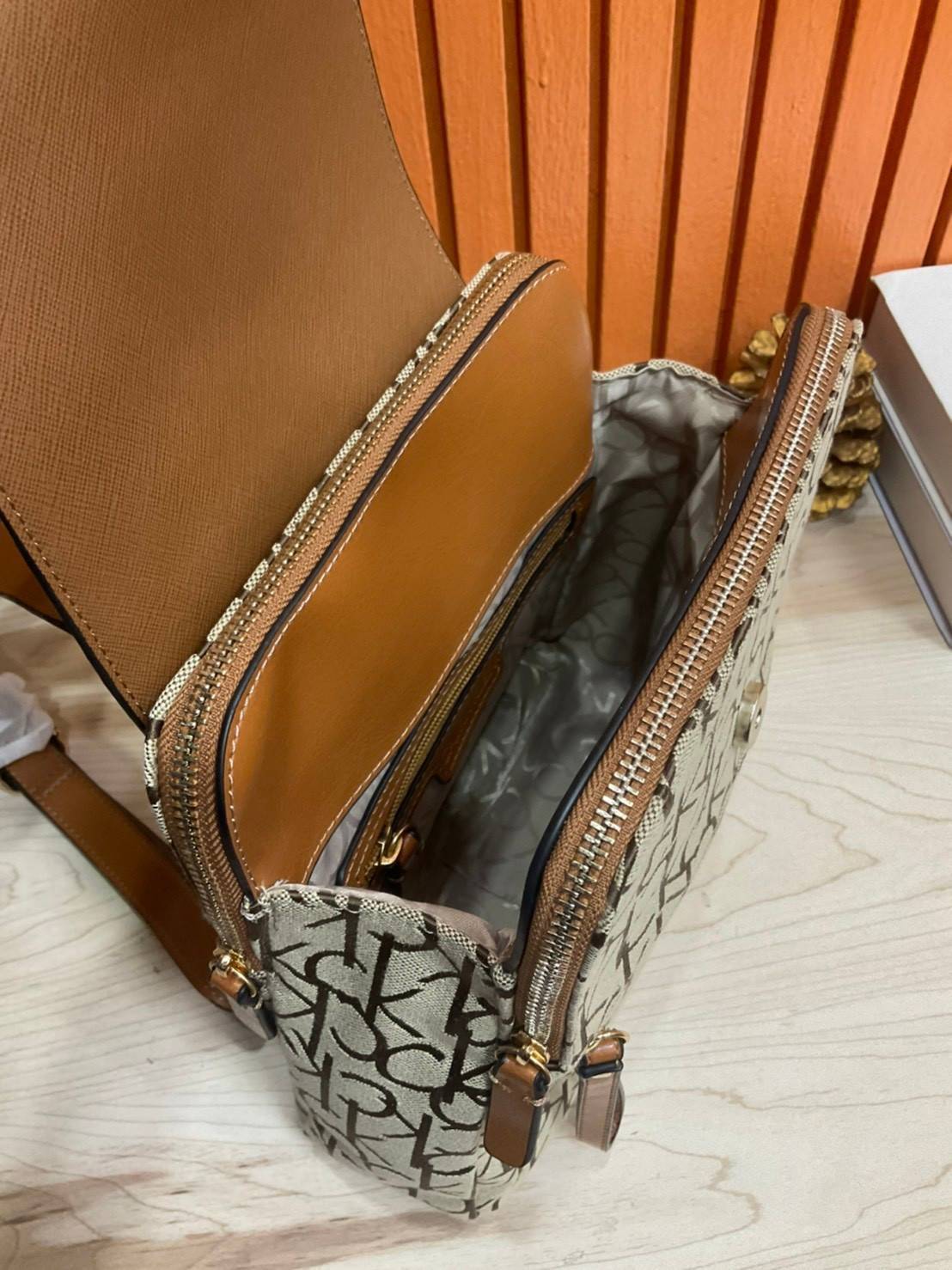 ของแท้ 💯% Elaine Calvin Klein Monogram Small Backpack 💕ของมันต้องมี สวยหรูดูแพงมาก สำหรับรุ่นนี้ และมีฟังชั่นช่องการใช้งานที่มากที่สุด!!! 💕 กระเป๋าสะพายเป้รุ่นใหม่ชนช้อป รุ่นยอดนิยม