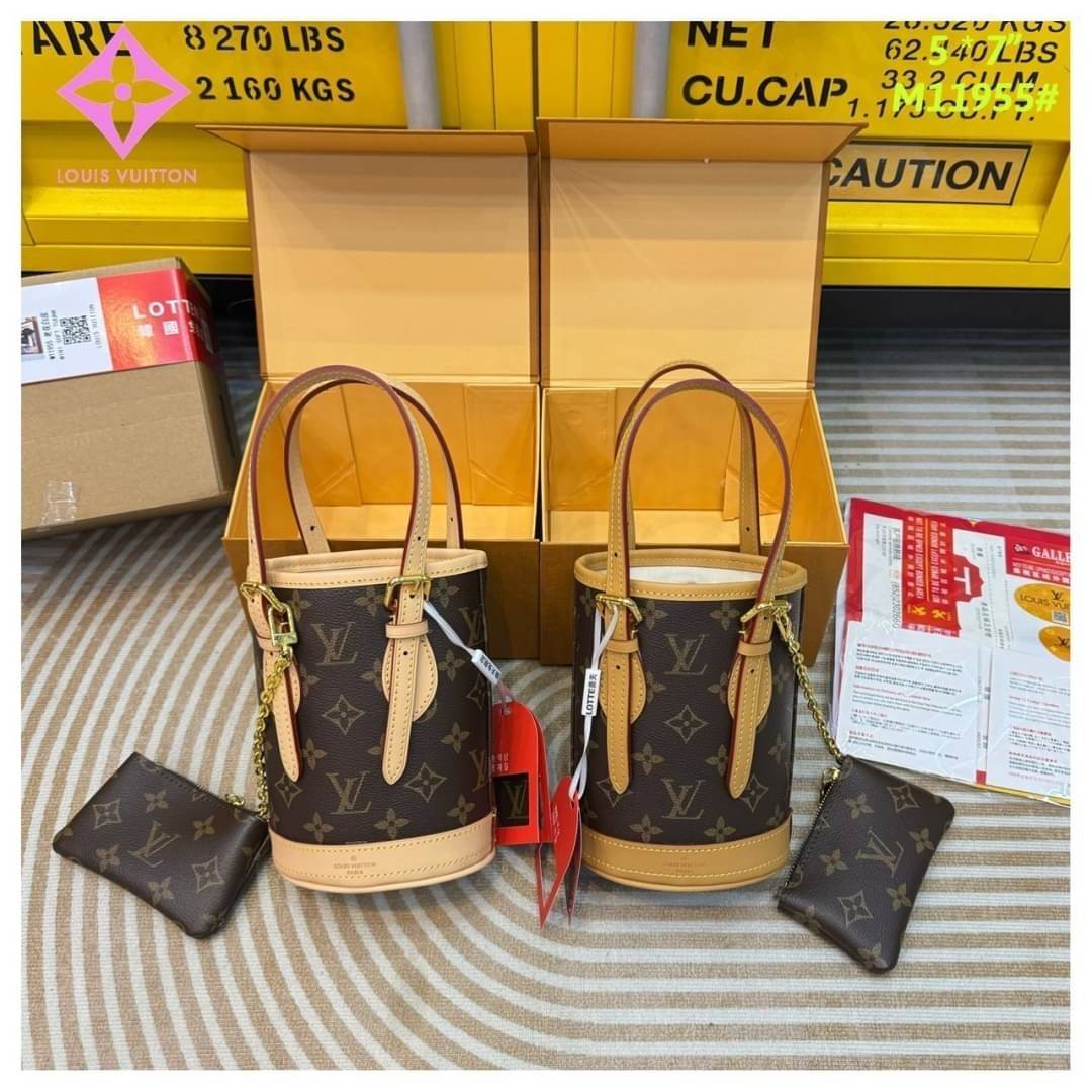 LV Mini Bucket Vintage Bag กระเป๋าสะพายทรงบัคเก็ตวินเทจ ขนาดเล็กน่ารัก พร้อมใบเล็ก สวยหรูดูผู้ดี ภายในโล่งกว้าง ใบลูกจะคล้องติดกัน หรือแยกออกแล้วสะพายเดี่ยวๆก็เลิศ น้องใหม่น่ารักสุดคุ้มขนาดนี้ ต้องตำแล้วน้า