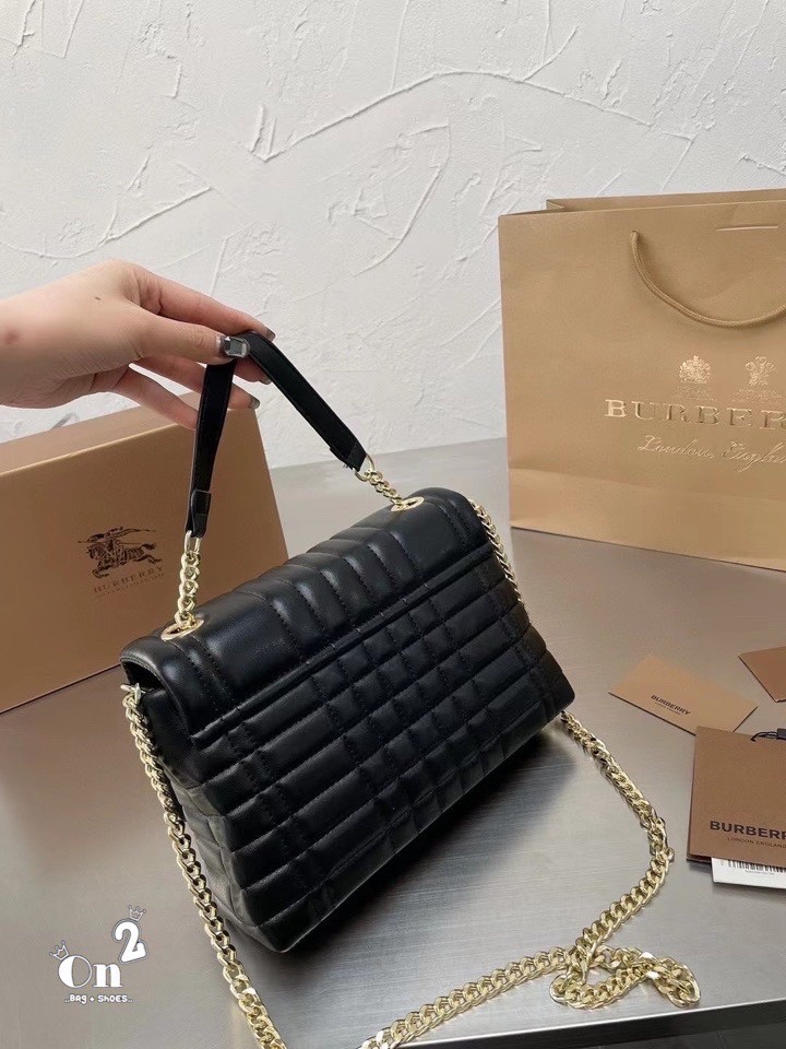 BURBERRY FRAGRANCES QUITED LAMBSKIN BAG / Burberry Shoulder Bag กระเป๋าสพายจะถือหรือสพายก็ได้หลายลุคเลยค่ะ วัสดุหนังนิ่มสวยหรูดูดี ภายในโล่งกว้าง ใส่มือถือ กระเป๋าสตางค์ได้ มาพร้อมสายสะพายโซ่ทองต่อหนังรองบ่าสามารถซ้อนสายสั้นสะพายไหล่ได้ หรือใช้สายยาว Cros