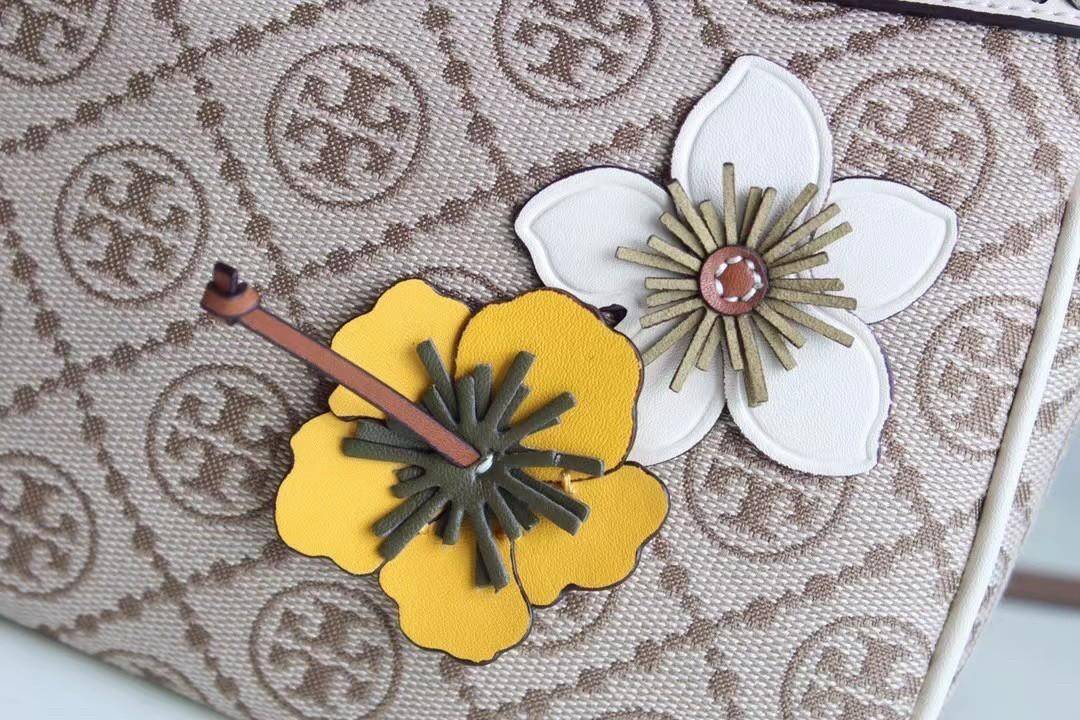 Tory Burch T Monogram Braided Floral Studio Shoulder Bag กระเป๋าถือหรือสะพายไหล่ลาย Monogramวัสดุผ้าJacquard+หนังแท้ ตัดเย็บอย่างปราณีต ผสานงานแกะสลักหนังสุดวิจิตร ประดับตกแต่งด้วยดอกไม้เพิ่มความหรู เป็นกระเป๋าดอกไม้ของฤดูกาลนี้ที่เพิ่มความซับซ้อนและแสนหว