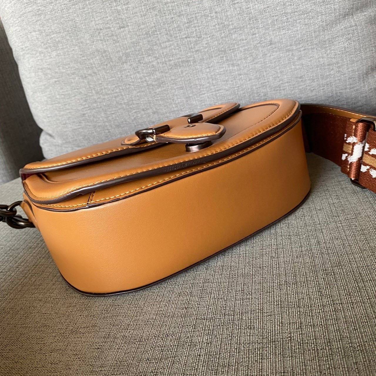 COACH C0749 BEAT SADDLE BAG(COACH C0749) 💖สวยหรู ดูดี เป็นรุ่นที่หลายคนรอค่อย จะลุคแนวsports สาวเทห์ หรือสไตล์สาวหวานเรียบร้อย ได้หมดคะ มาพร้อมสายสะพาย 2 เส้น คุ้มเกินคุ้ม วัสดุหนังแท้ชั้นดี หนังสวย อะไหล่แบรนด์ที่ดูเด่นคลาสสิคตรงด้านหน้า เปิดปิดก