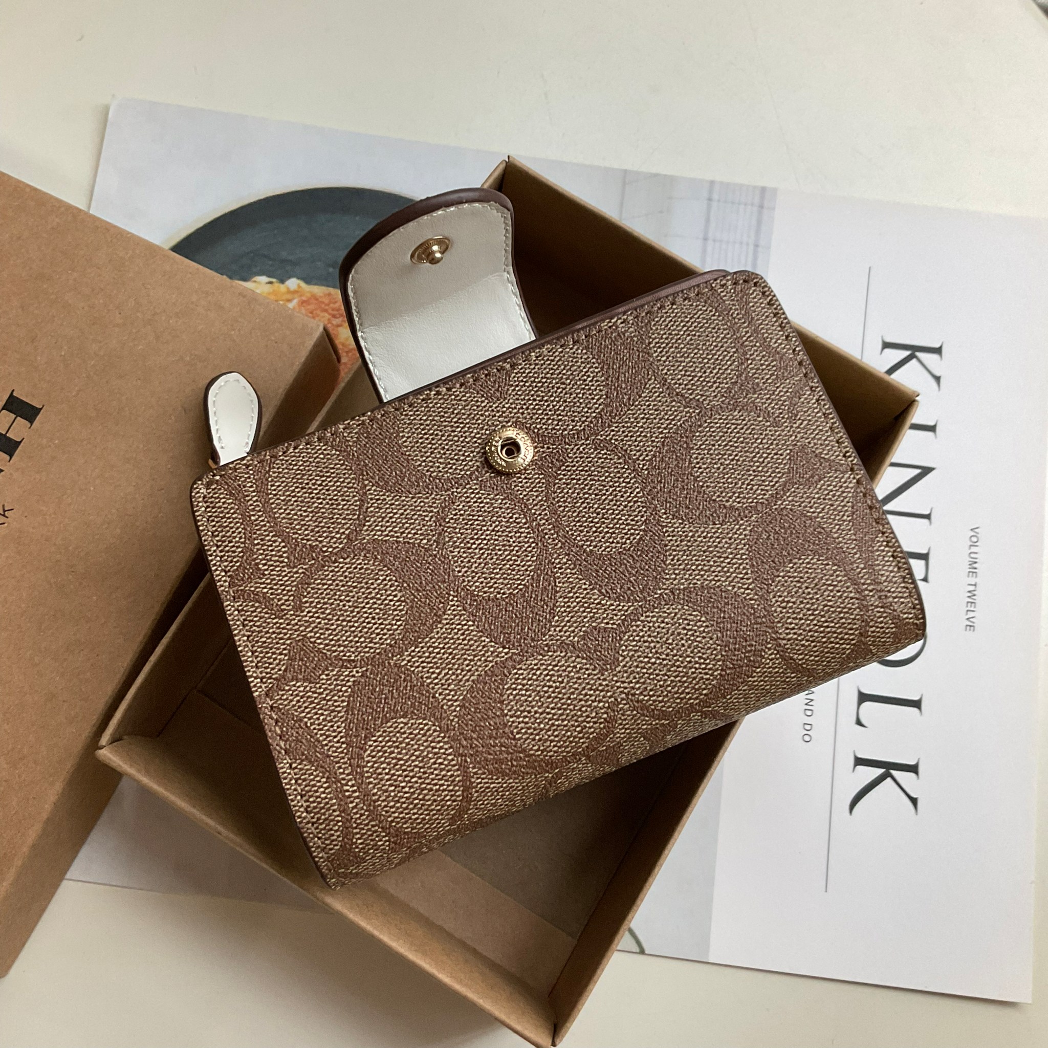 COACH SMALL WALLET IN SIGNATURE CANVAS กระเป๋าสตางค์ใบกลาง แบบพับสองตอน หน้าจดหมาย เปิดปิดด้วยกระดุมปั้มแบรนด์ ด้านในมีช่องใส่บัตรหลายช่อง พร้อมช่องใส่รูป และช่องใส่ธนบัตร ด้านหลังมีช่องซิปเหรียญอีกหนึ่งช่อง น้ำหนักเบา พกพาสะดวก อะไหล่ทองสุดหรู ห้ามพลาดค่