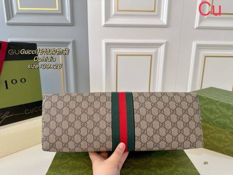 Gucci Ophidia medium tote bag กระเป๋าทรงโท้ทใบใหญ่จุใจ จุของได้เยอะจุกๆ เอาใจสายแบกที่ยังคงความหรูหราไว้อย่างลงตัว