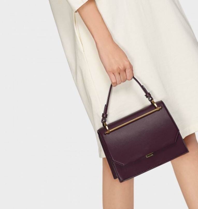 Charles&Keith Structured Handbag New Collection 2018 ดีไซน์เก๋มากๆค่ะ ประดับด้วยแถบสีทองด้านหน้ากระเป๋า เหมาะกับสาวๆที่ต้องการความเรียบหรูและคล่องตัว ปรับฟังก์ชั่นการใช้งานได้หลายแบบ ไม่ว่าจะคล้องแขน สะพานข้าง หรือถอดสายออกถือเป็นคลัชออกงานได้เลยจ้า เริสส