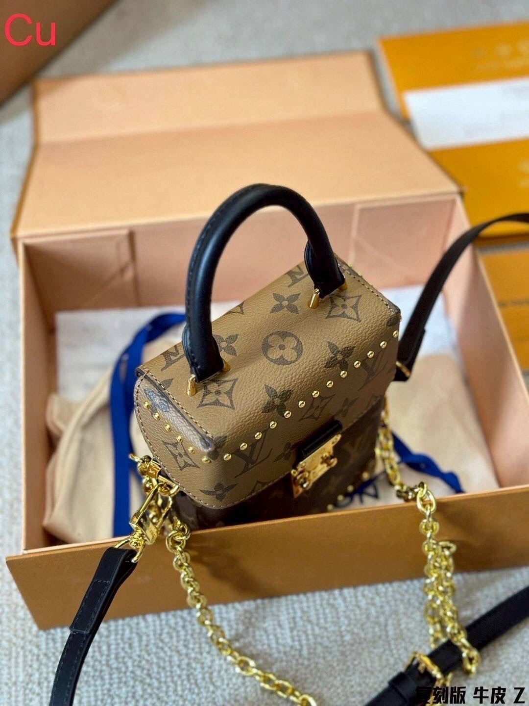 LV Camera Box bag กระเป๋าถือ/สะพายทรงกล่อง ไอเท็มหรูหราวินเทจสวยหรูทุกมุมมอง ตกแต่งเพิ่มดีเทลด้วยหมุด วัสดุหนังแคนวาสคุณภาพ มีหูจับในตัว พร้อมตอบรับได้ทุกลุค ทุกสไตล์