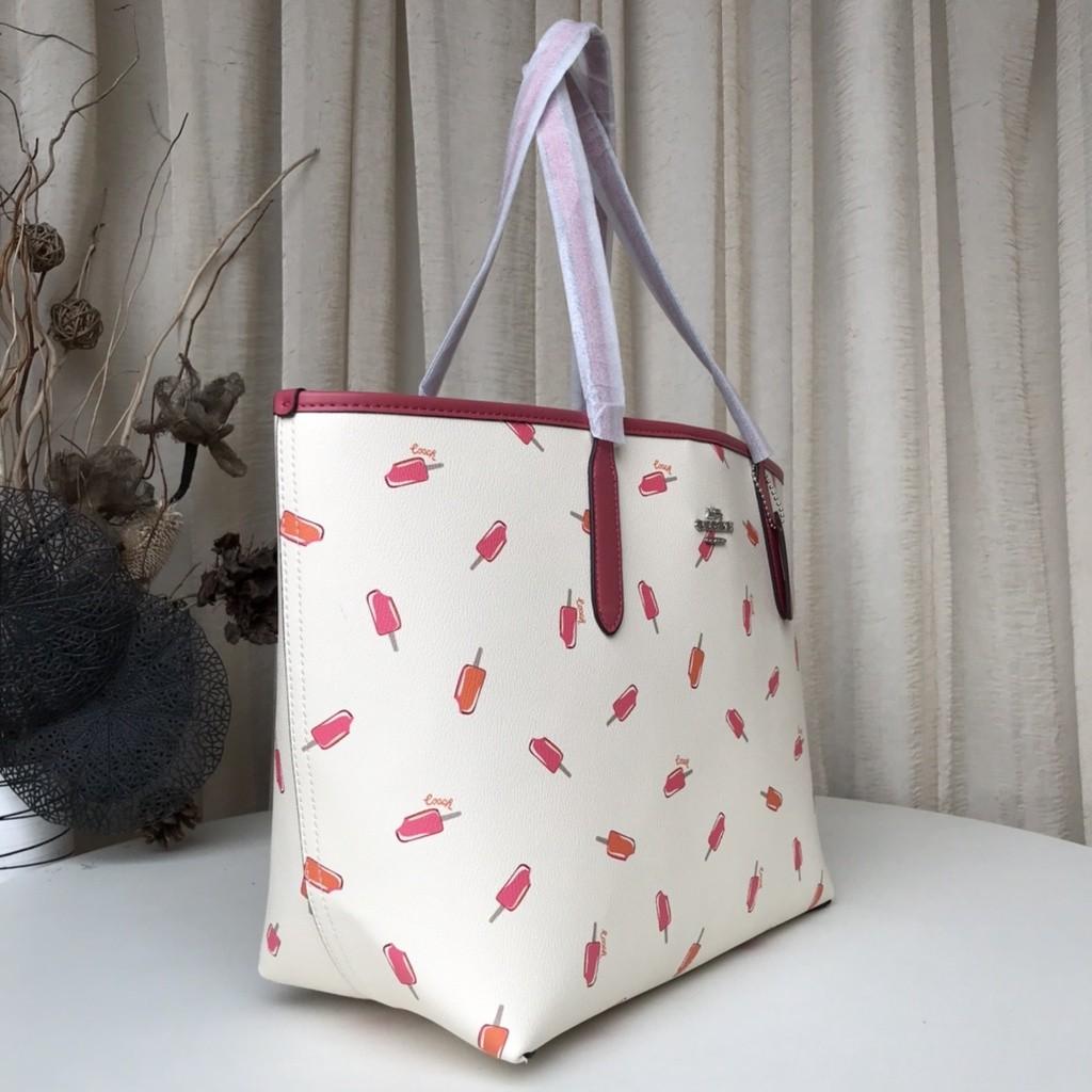 OUTLET 】COACH C4119 CITY TOTE WITH APPLE PRINT COACH CITY TOTE WITH POPSICLE PRINT C4277 แจกความน่ารักสดใส ด้วย 2 รุ่น กับเหล่าแอปเปิ้ลเขียวที่ยกมาทั้งสวน!! และลวดลายไอศครีมโทนชมพูแสนหวาน ดีไซน์ดึงดูดความสนใจได้ดีเลยทีเดียว กระเป๋าทรงช็อปปิ้งใบใหญ่ ที่จุย