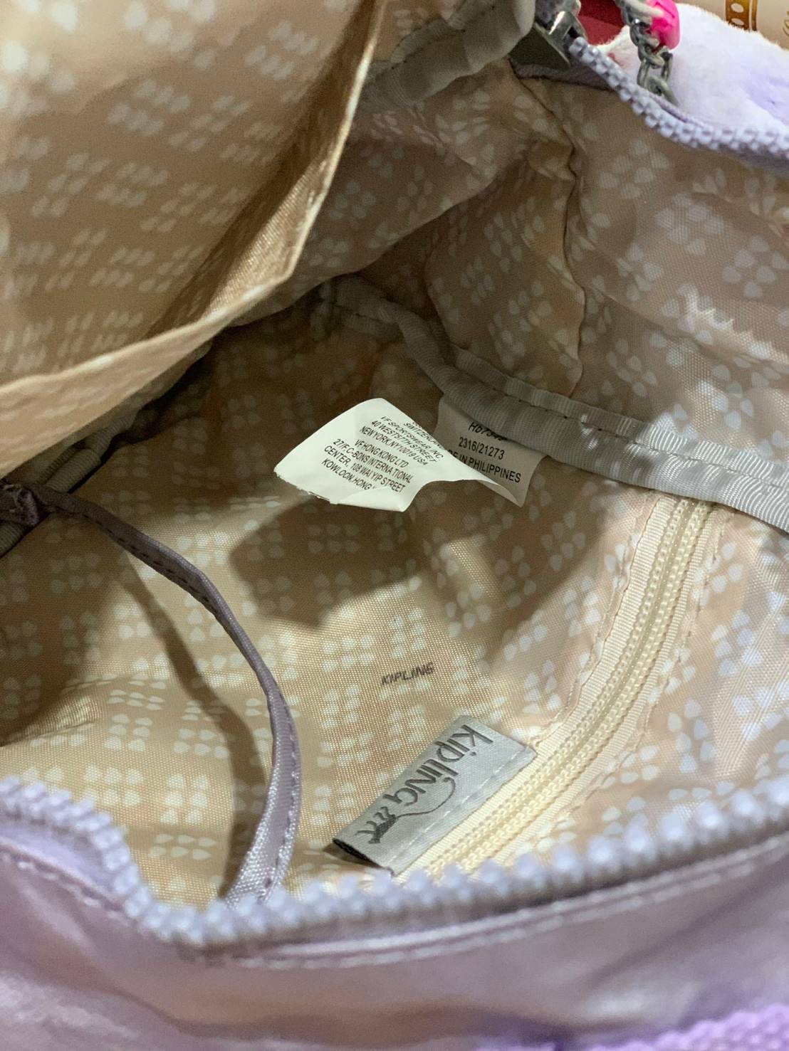 Kipling alber solid Convertible mini backpack (HD7349) กระเป๋าเป้ขนาดมินิ สไตล์3in1 ที่สามารถถือ/สะพายข้างหรือเป็นเป้ก็ได้ มีช่องซิปใช้งาน2ช่อง ภายในแบ่งเป็นช่องเล็กใส่ของจุกจิก ด้านหน้าเพิ่มช่องเล็กเปิดปิดด้วยกระดุมแม่เหล็ก มาพร้อมพวงกุญแจลิงขนปุกปุยและส