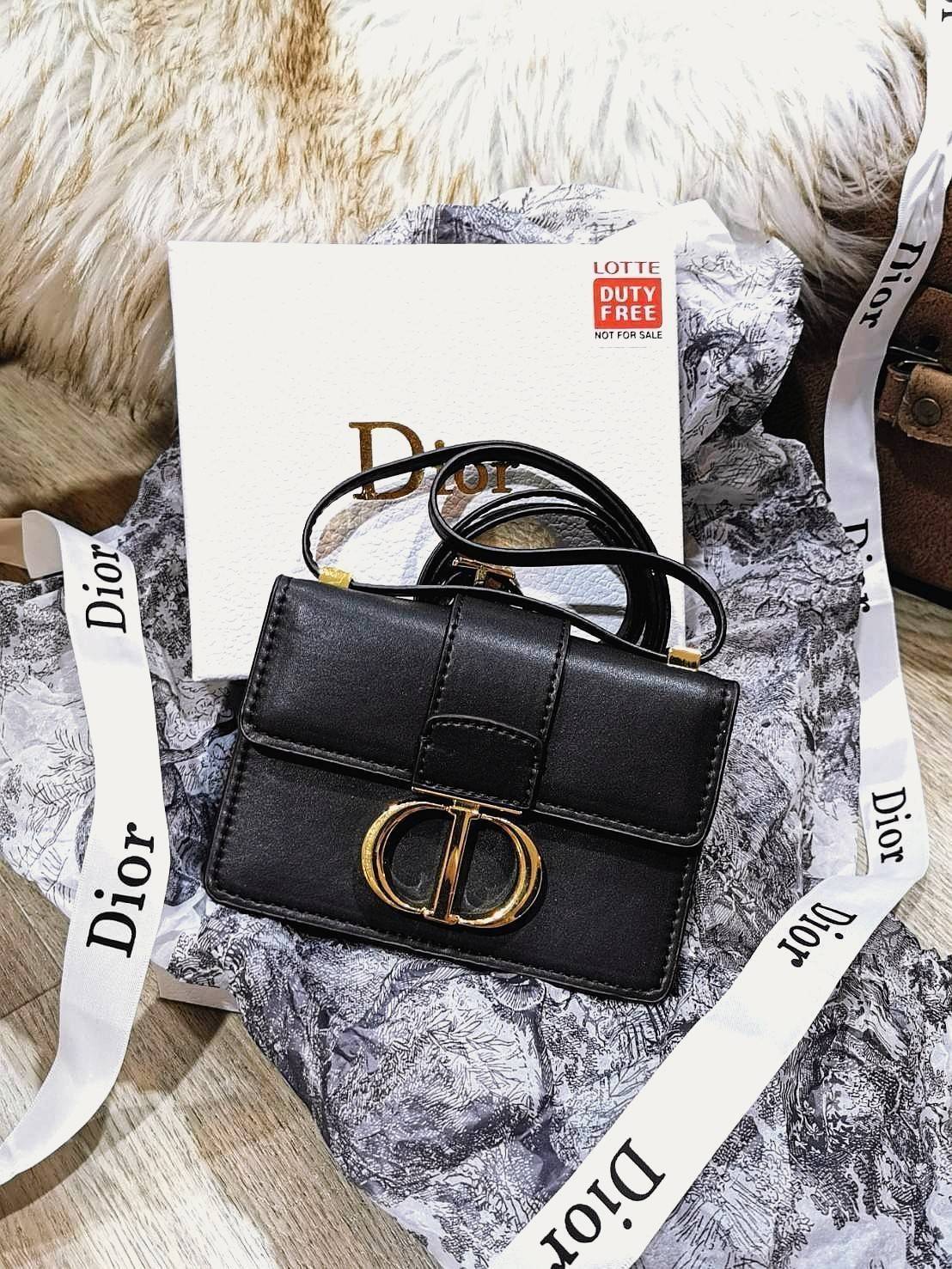 CHRISTIAN DIOR MINI BAG VIP GIFT WITH PURCHASE (GWP) พรีเมี่ยมกิ้ฟ Limited Edition จาก DIOR DUTYFREE COUNTER วัสดุหนังแท้ Calfskin ทรงสี่เหลี่ยมหนังเรียบสวยหรูอยู่ทรงเปิดปิดด้วยฝาปิดโลโก้แบรนด์อะไหล่ทองด้านหลังมีช่องใส่ของ ภายในโล่งมีโลโก้สามารถใส่มือถือข