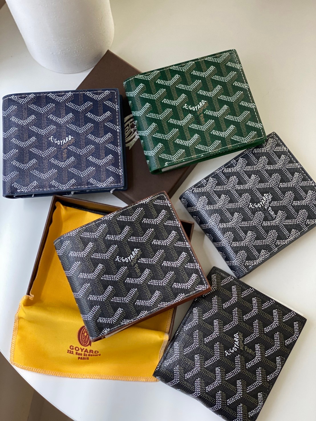 หนังแท้ GOYARD WALLET / GOYARD Victoire Bifold Wallet พร้อมส่งที่ไทย กระเป๋าสตางค์ผู้ชายใบสั้น พร้อมส่ง 6 สี พร้อมกล่องแบรนด์สวยหรูน่าใช้มากค่ะ อีกรุ่นที่ยอดขายไม่เคยตก 🤑🤑 ใบจริงดูผู้ดี ดูแพง!! ภายในมีช่องใส่บัตรได้เยอะ ใส่ธนบัตรได้ทุกใบ ห