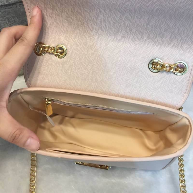 New! 2018 CHARLES & KEITH PUSH-LOCK CHAIN SLING BAG กระเป๋าสะพายโซ่ ทรงสวยสไตล์คุณหนู หนังpuลายคาเวียร์ ทรงแข็ง ฝาเปิด-ปิดด้วยตัวล็อคปั๊มโลโก้ ภายในมีช่องซิปเล็ก 1 ช่อง และช่องใส่บัตร สามารถใส่ iphone+ และของจุกจิกเพิ่มเติมได้ ด้านหลังมีช่องเล็ก 1 ช่อง สะ