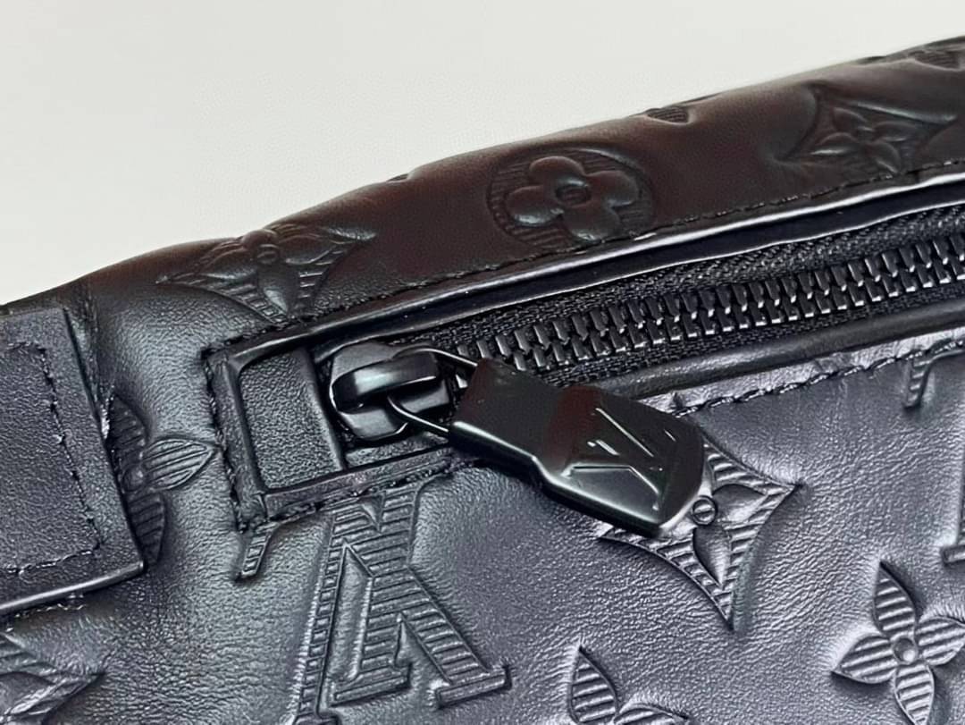 LV Discovery Bumbag Black Monogram Shadow Kalbsleder / LV Belt Bag เกรดใช้งานสลับใบจริงได้ เทพออริจินอล เนื้องานสวยงาม หนังแท้ ใช้ได้ทั้งชายหญิง ภาพสินค้าถ่ายจากงานขายจริงใช้งานต่างประเทศได้