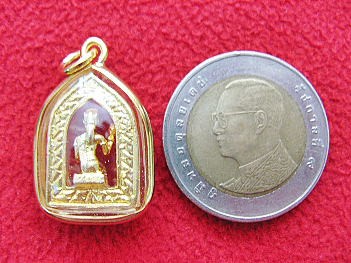 สินค้าหมดค่ะ องค์นางกวักเนื้อทองพ่นทรายล้อมเพชรเลี่ยมทองไมครอนพร้อมใบคาถาค่ะ