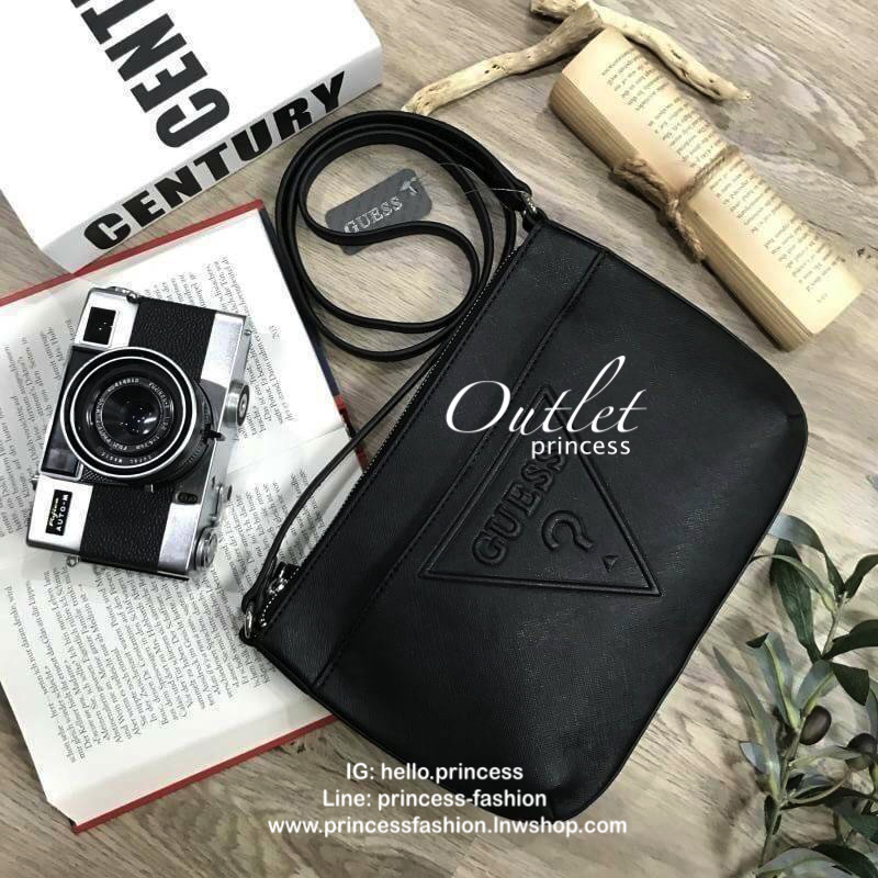 GUESS CROSSBODY BAG กระเป๋าสะพายรุ่นยอดนิยมจาก GUESS FACTORY วัสดุหนัง Saffiano อยู่ทรงสวยด้านหน้ามีโลโก้แบรนด์โดดเด่น มีช่องหน้า1ช่อง ขนาดกำลังดี น้ำหนักเบา เปิดปิดด้วยซิปสะดวกใช้ ภายในมีโลโก้ ซับในลายแบรนด์ รุ่นนี้ใส่กระเป๋าสตางค์ มือถือ ของใช้ได้เยอะค่