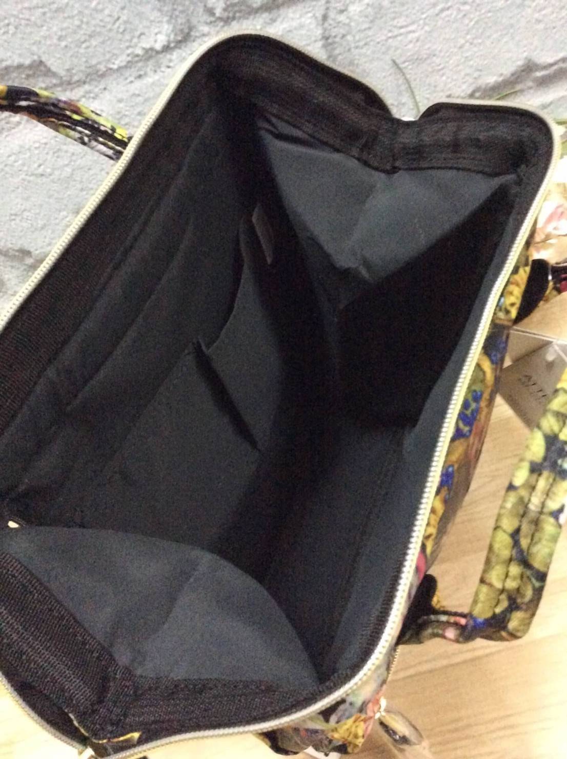 เป้ฮิตติดชาร์จกับ Anello รุ่น The emporium dark brown (limited edition) ขนาดมินิ กำลังดี วัสดุผ้าแคนวาสสลับหนัง polyester ปากกระเป๋ากว้างมีโครง มีตัวล้อคที่หูจับ ด้านหลังมีซิปสะดวกต่อการหยิบของภายใน ด้านข้างมีช่องทั้งสองข้าง กว้างจุได้เยอะ น้ำหนักเบา ดูแล