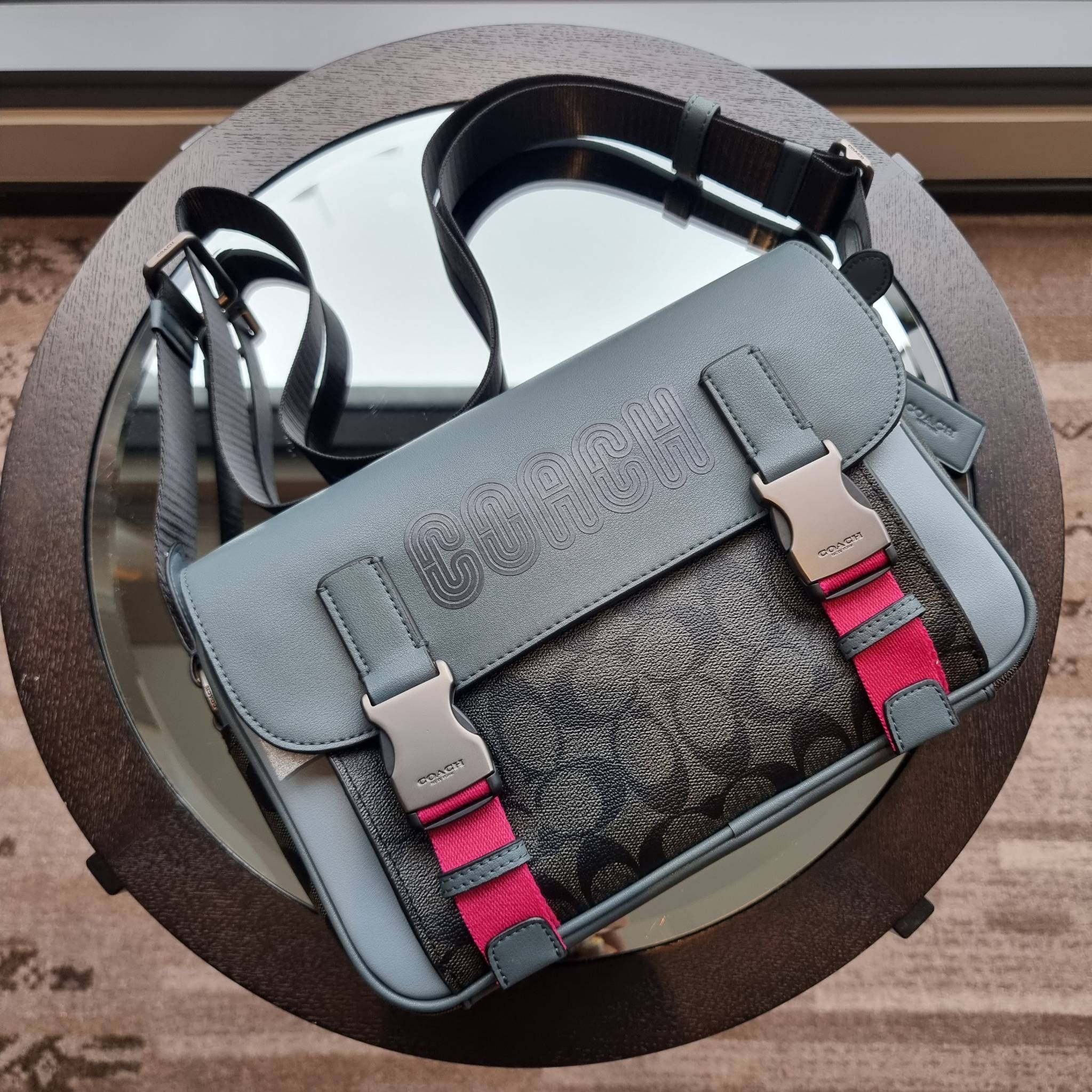 COACH TRACK CROSSBODY IN COLORBLOCK WITH COACH PATCH C6657 C8128 หล่อบอกต่ออีกหนึ่ง กระเป๋าสะพายทรงแมสเซ็นเจอร์ รุ่นเอาใจหนุ่มๆ ที่สาวๆก็อยากใช้!! ด้วยดีไซน์สีคัลเลอร์บล็อคที่โดดเด่น ทำให้ดูน่าใช้งาน วัสดุหนังแท้ สวยคมซ่อนหรู ฝากระเป๋ามีตัวล็อคแน่นหนา เปิ
