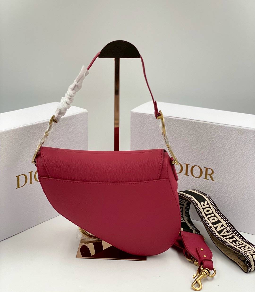 ORI หนังแท้ | DIOR Saddle Bag with Strap Grained Leather กระเป๋าถือ/สะพายทรงอานม้า รุ่นยอดนิยมที่มีเอกลักษณ์สวยงามเหนือกาลเวลา ลูกเล่นห้อยด้วยตัวอักษร D ตรงหูหิ้วมีกิมมิค CD สวยหรูดูแพง