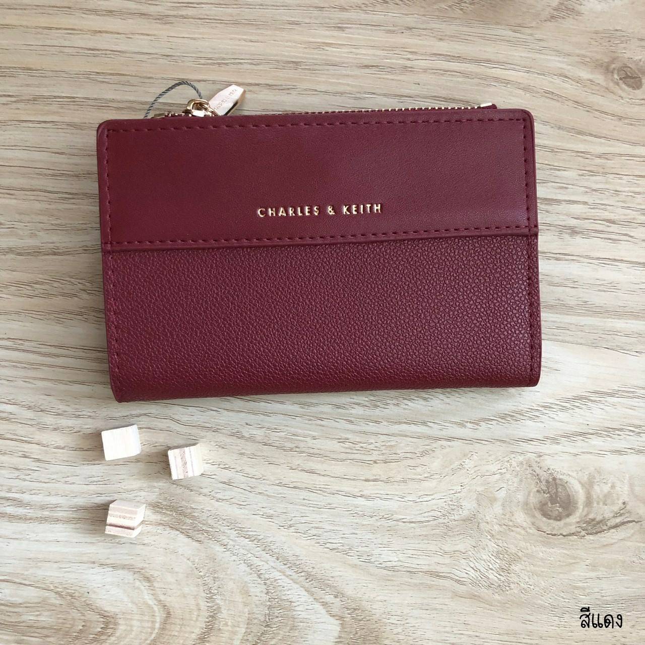 Charles & Keith Classic Snap-Button Wallet กระเป๋าสตางค์ใบสั้นพับ 2 ตอน ด้านหน้ามีโลโก้แบรนด์ เปิด - ปิดด้วยกระดุม ภายในมีช่องใส่ธนบัตร ช่องใส่บัตร และช่องซิปใส่เหรียญ