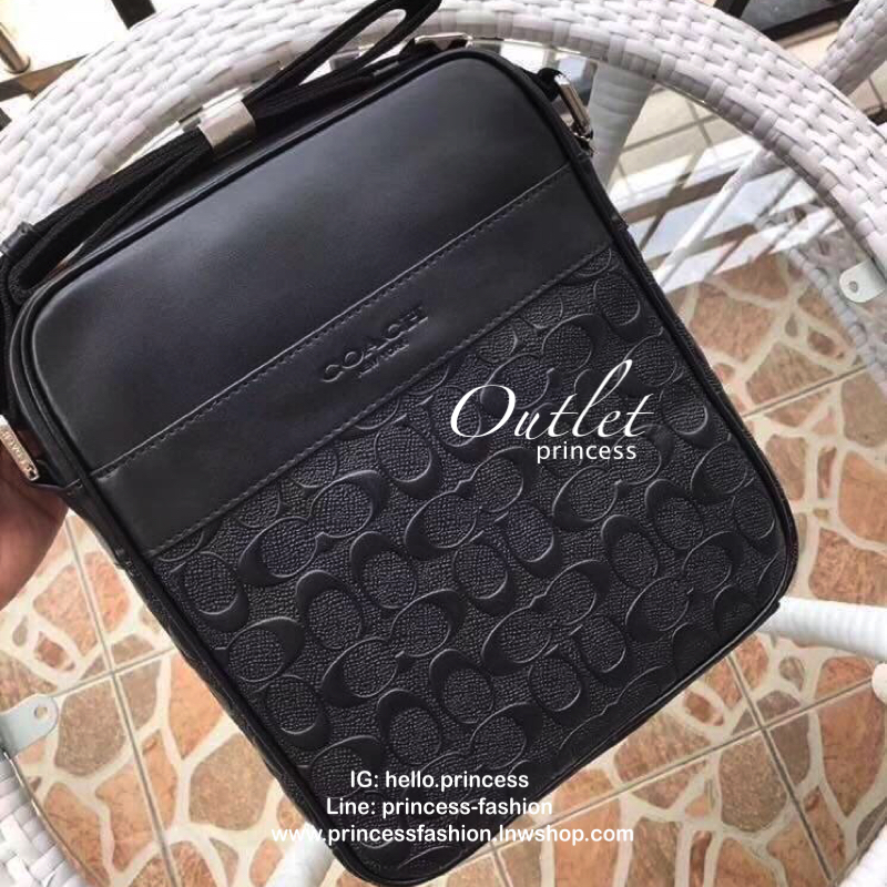 Coach Charcoal bag กระเป๋าสะพาย Coach ผู้ชาย ลาย c นูน ทรงสี่เหลี่ยมผืนผ้า สามารถใส่ iPad ได้ ภายในกว้าง มีช่องเล็กๆหลายช่องพร้อมมีช่องซิปเล็ก 1 ช่อง กระเป๋าทรงรูปตั้งได้ มีสายสะพายยาว crossbody ได้ สายสามารถปรับระดับได้ สะพายไปทำงานหรือเที่ยวได้ทุกโอกาส