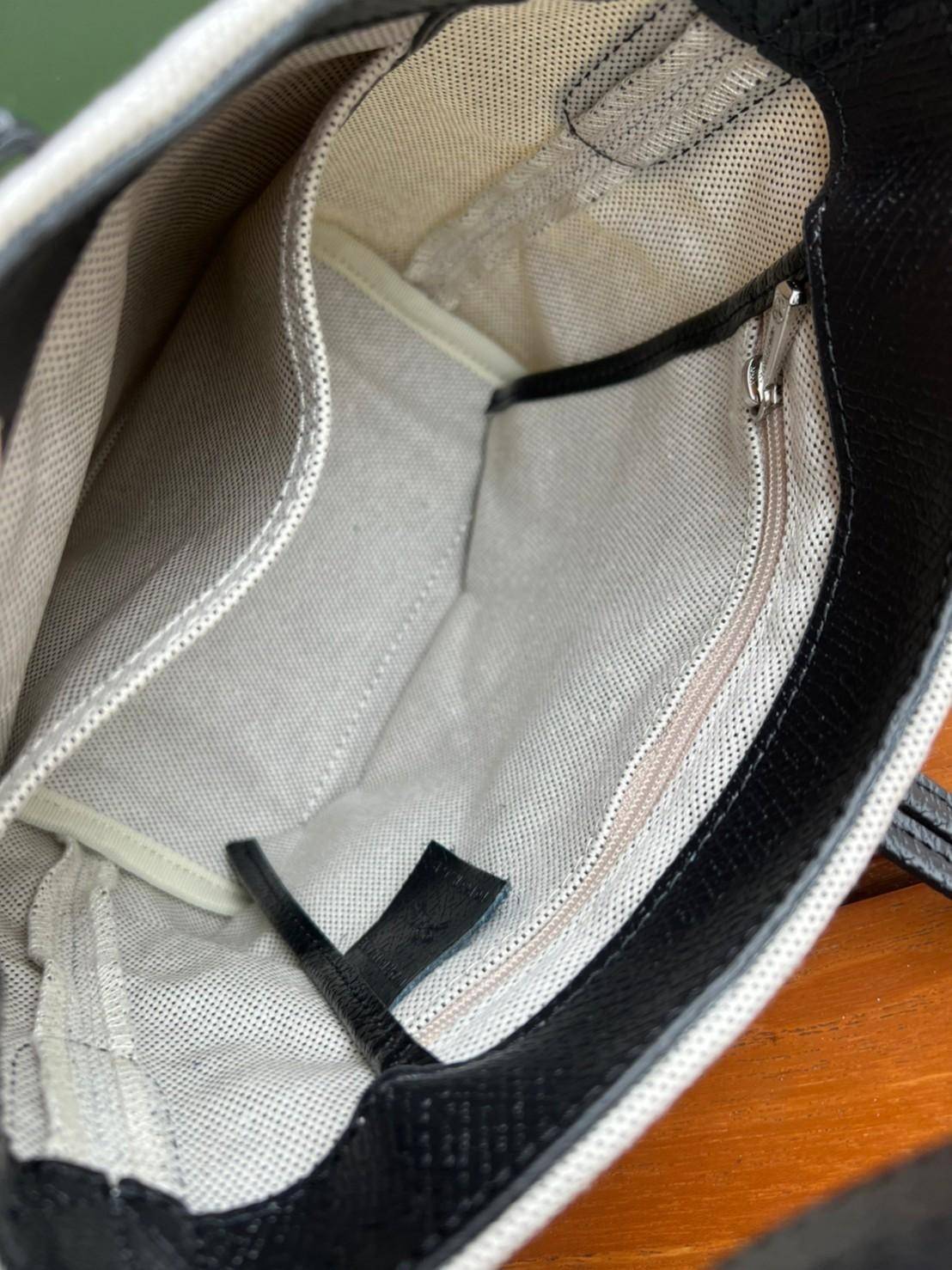 LONGCHAMP Roseau Bucket Bag กระเป๋าทรงถัง ถือหรือสะพายไหล่ได้ วัสดุผ้าฝ้าย แต่งหนังวัวลายนูน มีซับใน ด้านในกระเป๋าซิป1 กระเป๋าเล็ก1 อะไหล่เงิน มีสายยาวถอดสายได้ ปรับระดับไม่ได้ ดาราเซเลปใช้เพียบ รุ่นเดียวกับคุณแอนใช้ Hot Item!!!! ใบจริงสวยมากน้ำหนักเบา จุ