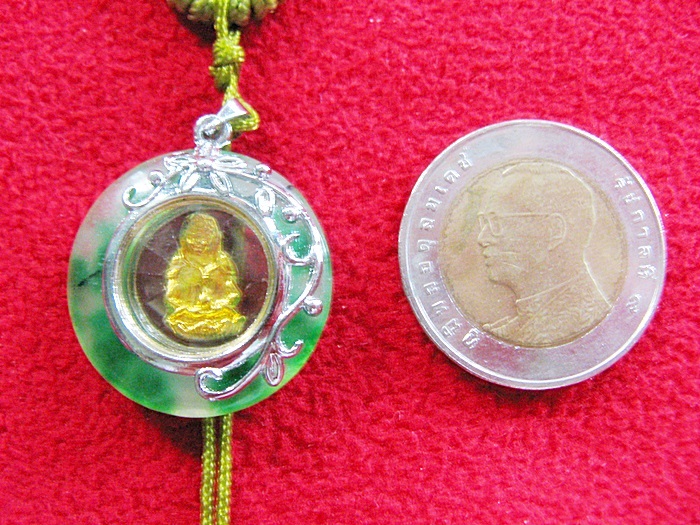 สินค้าหมดค่ะ สร้อยคอจี้หยกเจ้าแม่กวนอิมองค์สีทองปางถือขวดน้ำทิพย์แบบ3ค่ะ