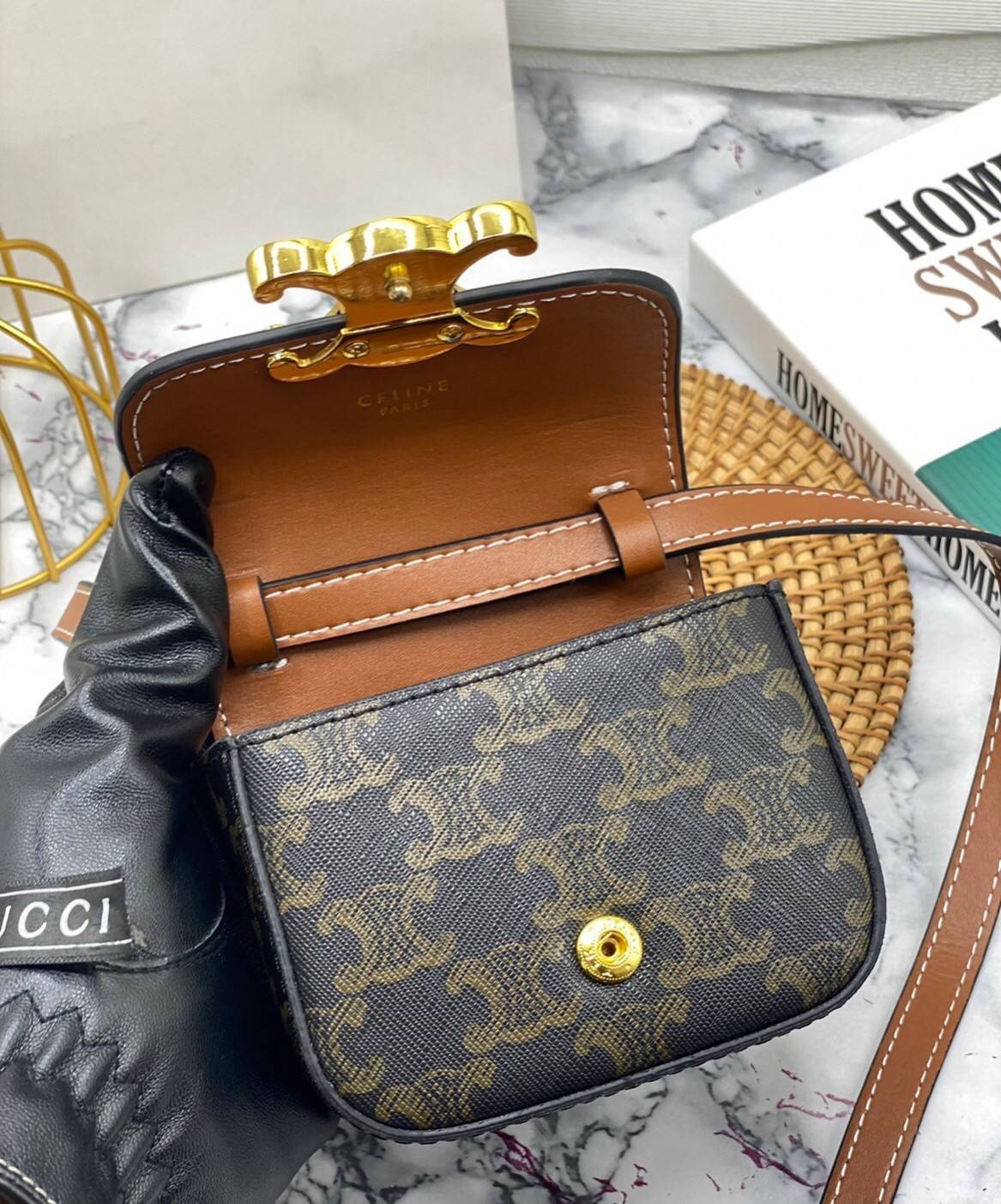 หนังแท้ CELINE MINI TRIOMPHE IN TRIOMPHE CANVAS AND CALFSKIN ใบเล็กน่ารัก งานหนังแท้ทั้งใบ กระเป๋ามินิทรงชิค ดีไซน์รูปกล่องสุดแสนมินิมอล สามารถสะพายแบบ Crossbody และยังเป็น Belt Bagได้อีกด้วย แบบไม่มีตกยุค ด้านหน้าโดดเด่นด้วยโลโก้สีทอง เป็นอีกหนึ่งตัวเลือ