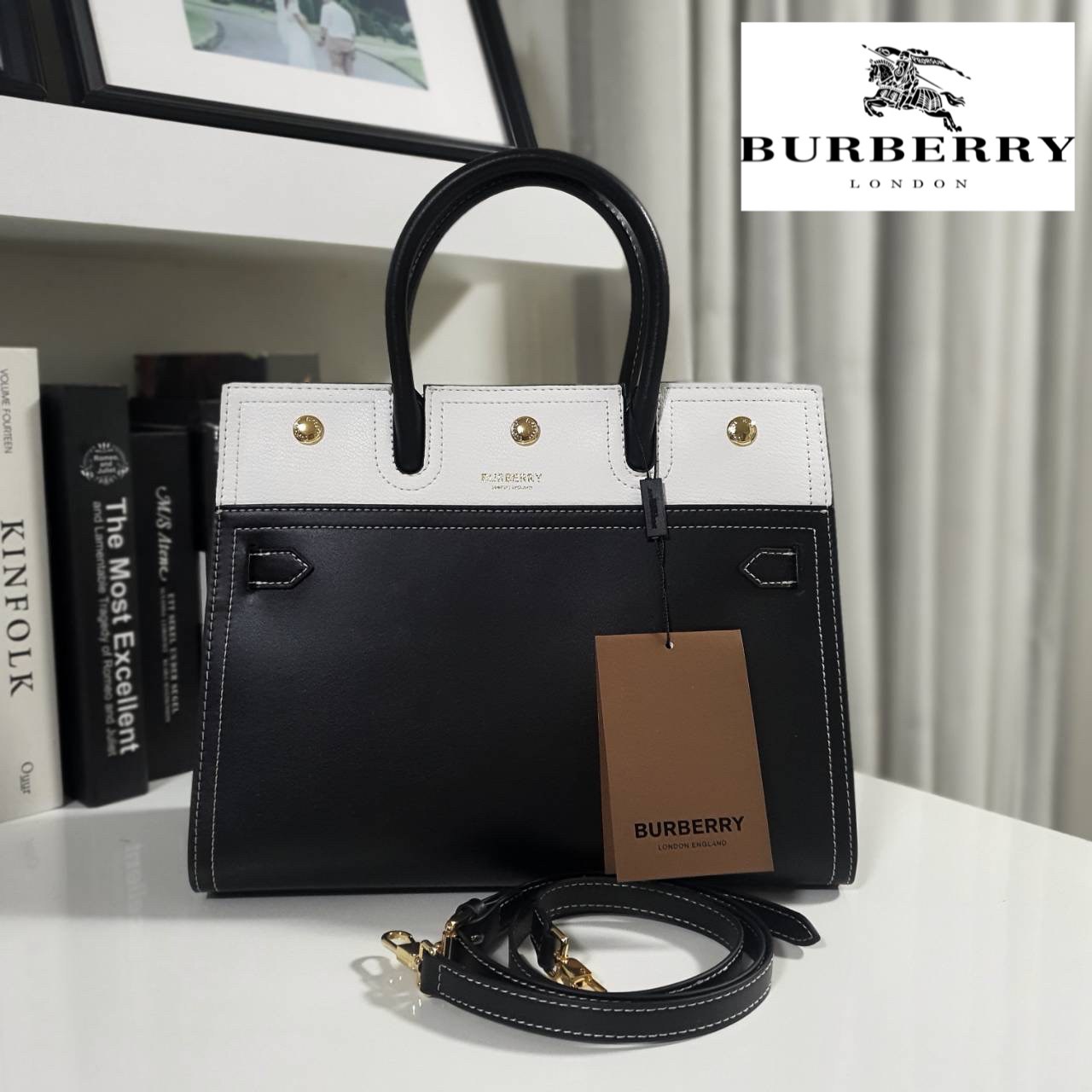Burberry Small Leather Two-handle Title Bag In Black BURBERRY FRAGRANCES CROSSBODY BAG VIP GIFT WITH PURCHASE (GWP) พรีเมี่ยมกิ๊ฟ Limited Edition จาก BURBERRY PERFUME วัสดุ Geniune Leather ทรงเหลี่ยม TwoTone ดีไซน์สวยอยู่ทรง ด้านหน้ามีช่องใส่ของ ภายในโล่ง