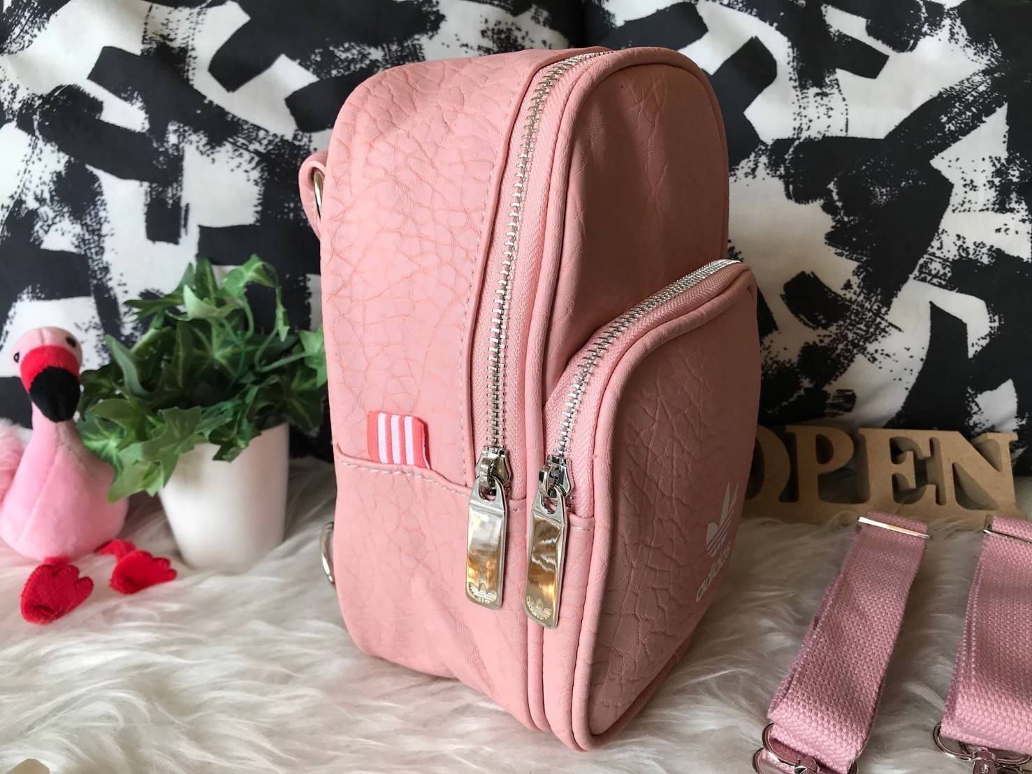 ADIDAS ORIGINALS CLASSIC MINI BACKPACK กระเป๋าเป้ทรงคลาสสิคไซส์มินิจากแบรนด์ adidas มาในขนาดกระทัดรัด น้ำหนักเบา พกพาสะดวกมากๆ วัสดุหนังนิ่มมือสุดๆ!! ทำความสะอาดง่าย เปิด-ปิดกระเป๋าด้วยซิป มีช่องหลักและช่องย่อยด้านหน้า หัวซิปปั๊มแบรนด์อะไหล่สวย ภายในกระเป