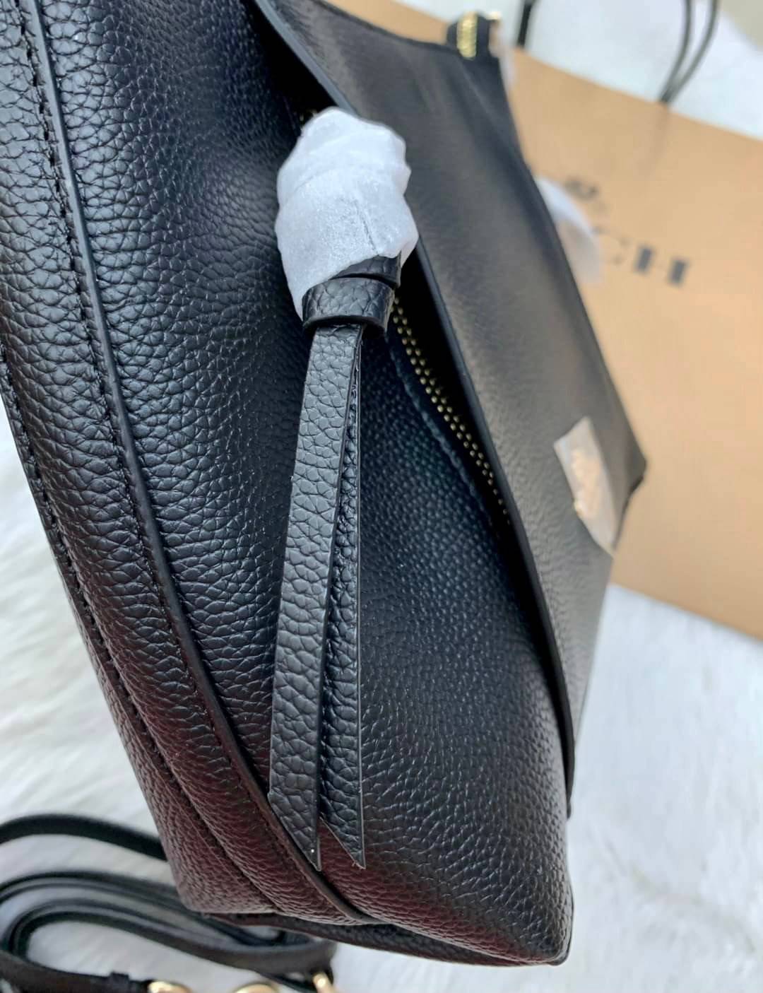 COACH SMALL MARLON SHOULDER BAG ((1600//1597)) 🌈พร้อมส่งที่ไทยอีกครั้ง ตามคำเรียกร้อง ห้ามพลาด! กระเป๋าหิ้ว//คล้องไหล่//สะพายข้างได้ หนังแท้ ทรงสวยมากค่ะ ด้านหน้ามีช่องซิปซ่อนแบบหนังห้อยให้2ช่อง ใส่ของจุกจิกค่ะ เปิดปิดกระเป๋าแบบซิป ภายในกว้างใส่ขอ