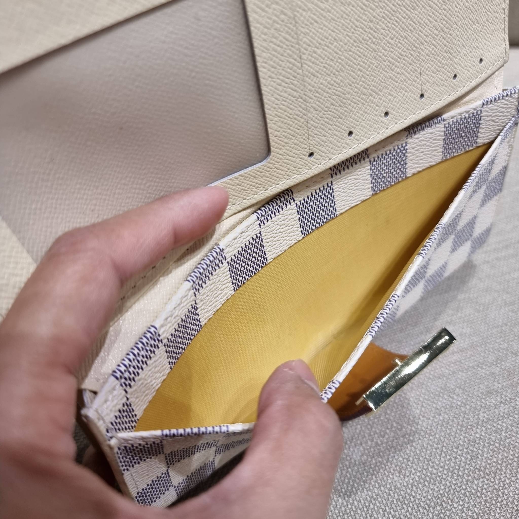 VIP 】ได้เวลาเปลี่ยนกระเป๋าสตางค์รับทรัพย์กันแล้ว!! LV vip wallet กระเป๋าสตางค์พรีเมี่ยมกิ๊ฟ เป็นไอเท็มหายาก ที่สาวๆต้องว้าว!! ใบยาวขนาดกำลังเหมาะมือ ถือแล้วขับผิวทุกสี วัสดุหนังแคนวาส ทนทาน เปิด-ปิดด้วยกระดุม ภายในมีช่องใส่บัตรเยอะมาก แบ่งสัดส่วนสวย ใส่ธน