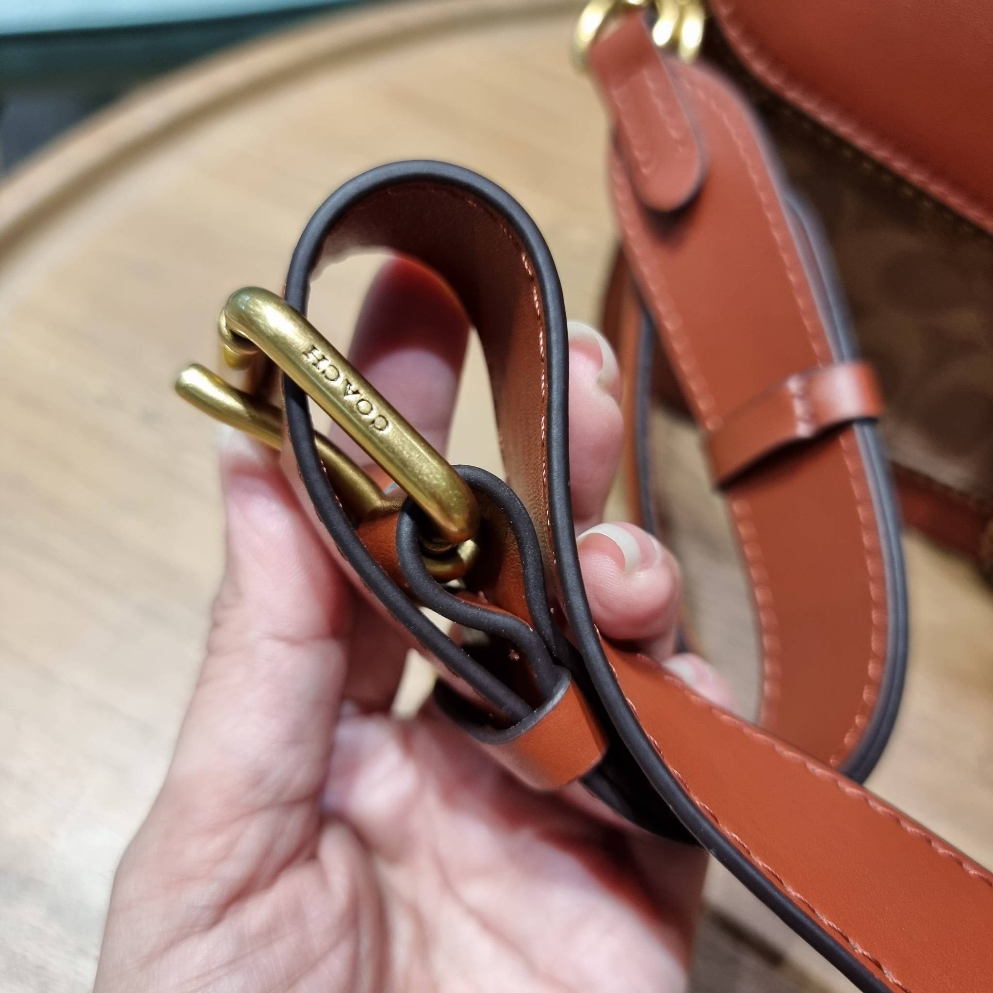 COACH TABBY SHOULDER BAG 26 IN SIGNATURE CANVAS WITH BEADCHAIN (6793,91215) กระเป๋าสะพายไหล่ ดีไซน์วินเทจย้อนยุค สวยคมชัด คลาสสิคใช้ได้ทุกลุค วัสดุหนังแท้สลับหนังแคนวาสเคลือบลาย เปิด-ปิดด้วยแม่เหล็กในตัว รับรองแน่นหนา ด้านหลังมีช่องแยก ภายในเป็นช่องโล่ง ข