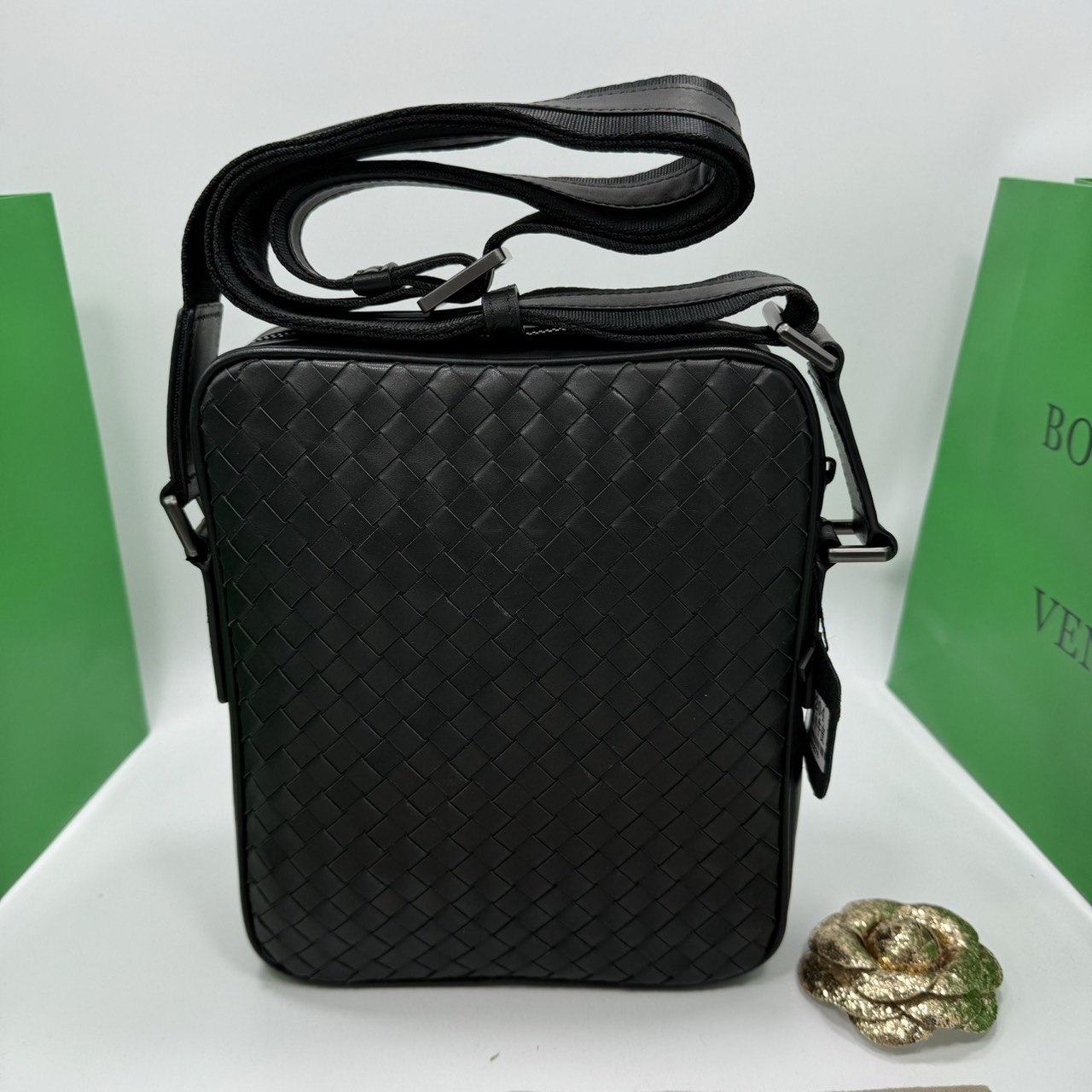 BOTTEGA Messenger Bag / BOTTEGA Crossbody Bag กระเป๋าสะพายเมสเซนเจอร์ ดีไซส์สานเป็นเอกลักษณ์ everyday look เอาใจหนุ่มๆ สวยเท่คลาสสิก