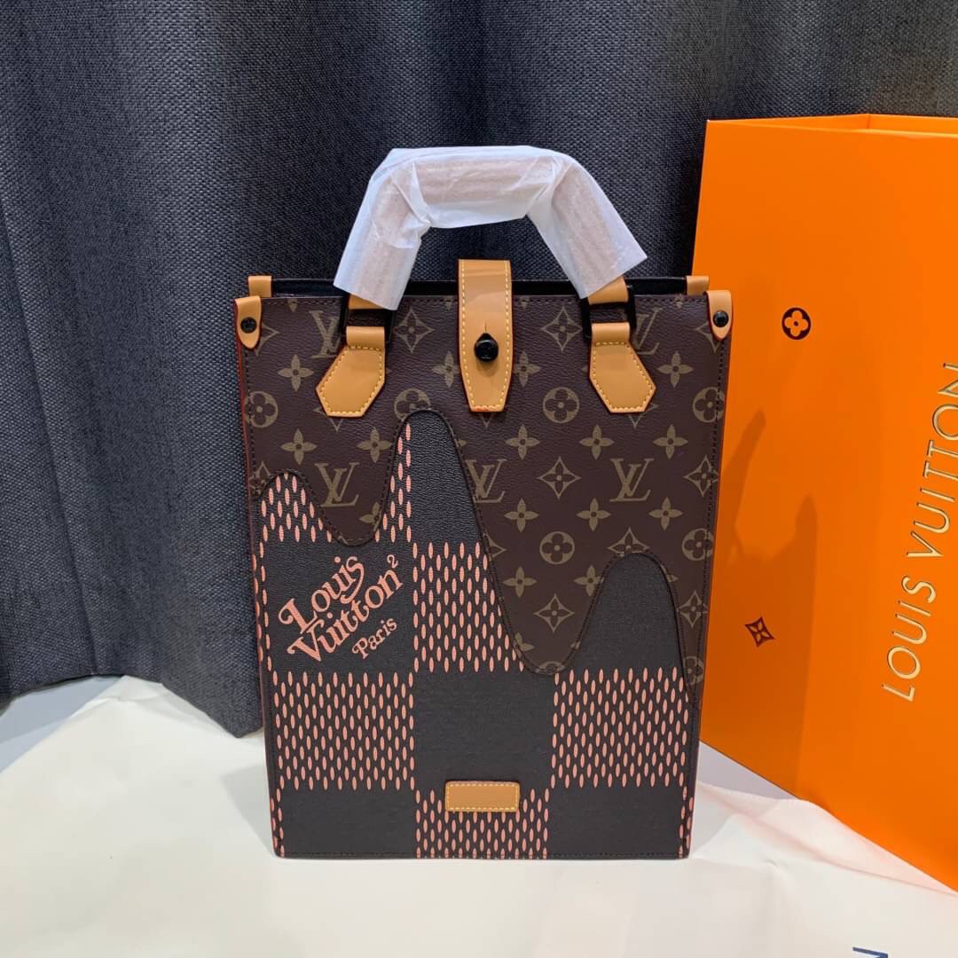 หนังแท้ LOUIS VUITTON MINI TOTE / LV MINI TOTE กระเป๋าทรงโท้ท โดดเด่นด้วยรายละเอียดของคลื่นใน Monogram เหมาะอย่างยิ่งสำหรับสิ่งของจำเป็น เช่น iPad โทรศัพท์ และสมุดโน้ต มีหูหิ้วแบบถอดได้สำหรับสะพายไหล่ ภาพสินค้าถ่ายจากงานขายจริง ใช้งานต่างประเทศได้
