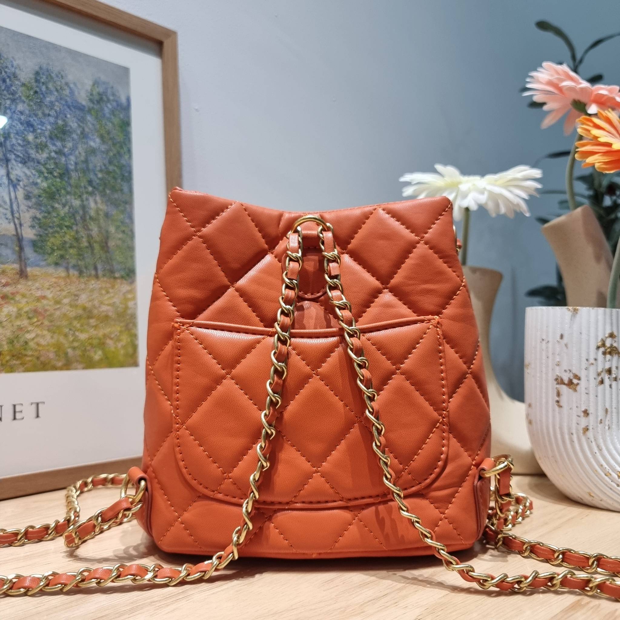 Chanel small backpack กระเป๋าสะพายหลังใบเล็ก โลหะสีทอง ดีไซน์ 2023 น้องน่ารักตะโกนม้าก!! กับกระเป๋าทรงเป้ ขนาดน่ารักน่าใช้ ดีเทลดีงาม มีใบลูกติดในตัวกระเป๋า สะดวกใช้สุดๆ