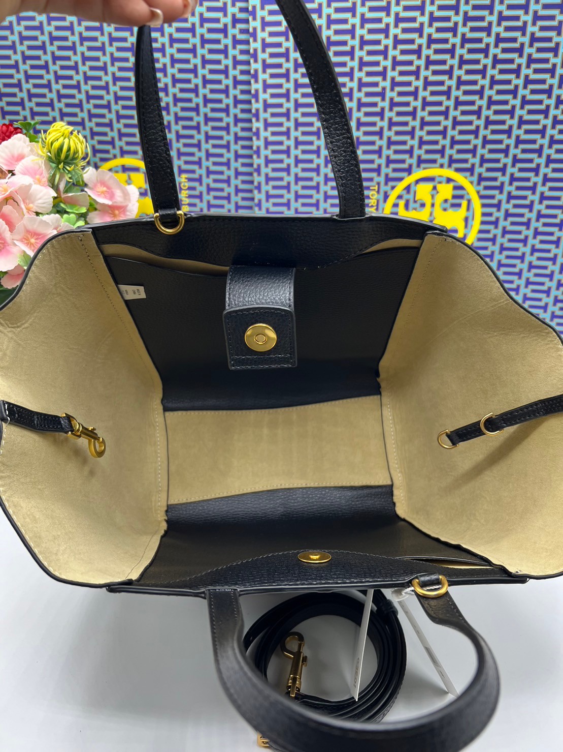 Tory Burch McGraw Leather Tote Bag / Tory Double T Tote Bag / TORY TOTE BAG พร้อมส่ง 4 สี กระเป๋าสะพายทรงโท้ท จุของได้เยอะใบนี้ตอบโจทย์ได้ดีมาก โทนสีเรียบง่าย แฝงไปด้วยความดูดี สุขุมและเป็นผู้ใหญ่