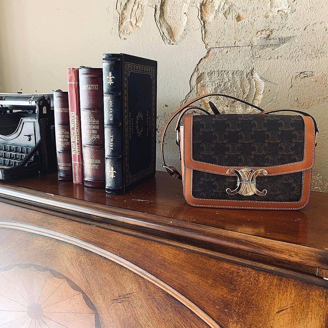 CELINE TRIOMPHE CROSSBODY BAG VIP GIFT WITH PURCHASE-GWP พรีเมี่ยมกิ๊ฟ Limited Edition จาก CELINE PERFUME DUTY FREE COUNTER วัสดุ TRIOMPHE CANVAS & LEATHER