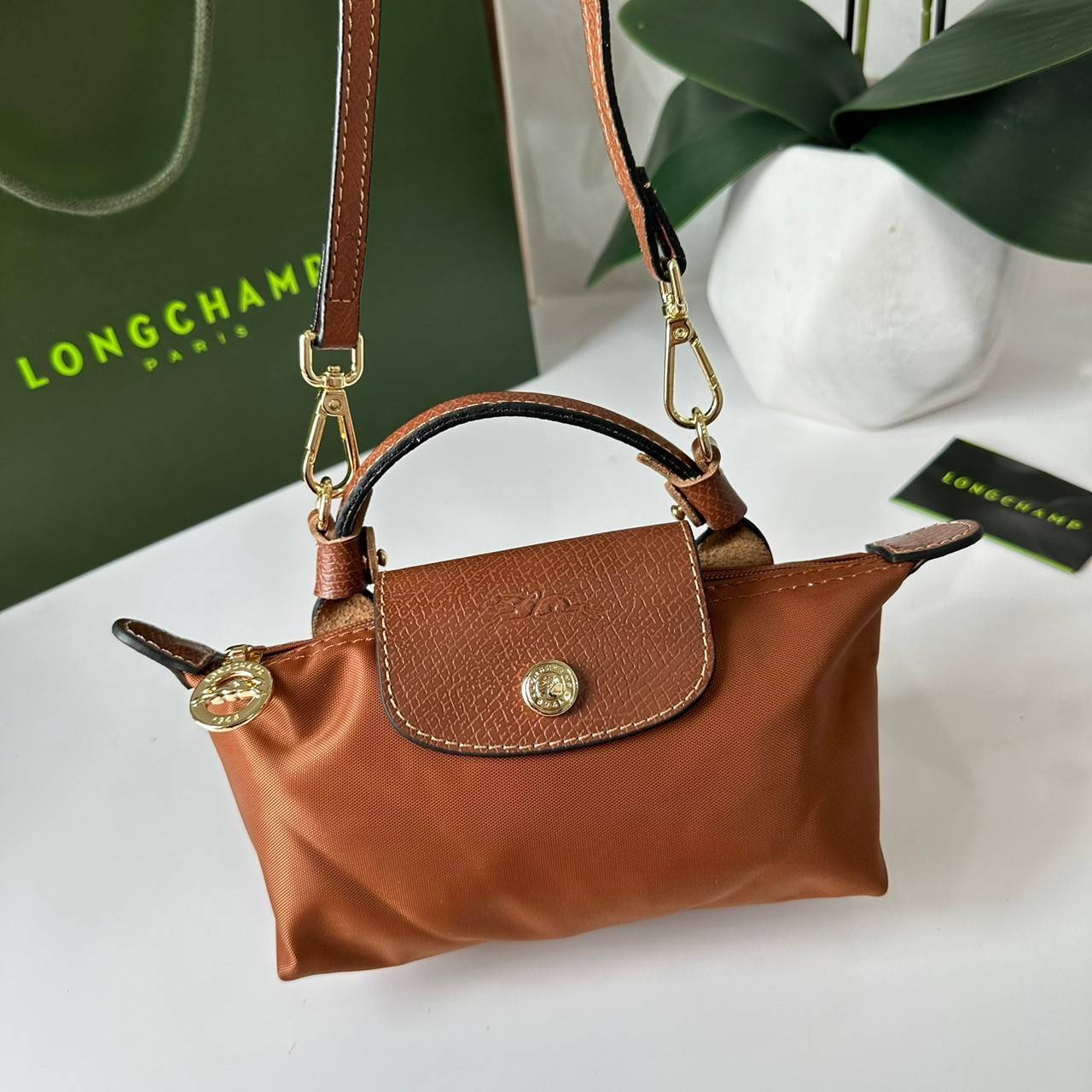 LONGCHAMP LE PLIAGE ORIGINAL Pouch with handle กระเป๋าใบเล็กขนาดกระทัดเหมาะกับใส่ของจำเป็นจุกจิก กันน้ำได้ พร้อมส่ง