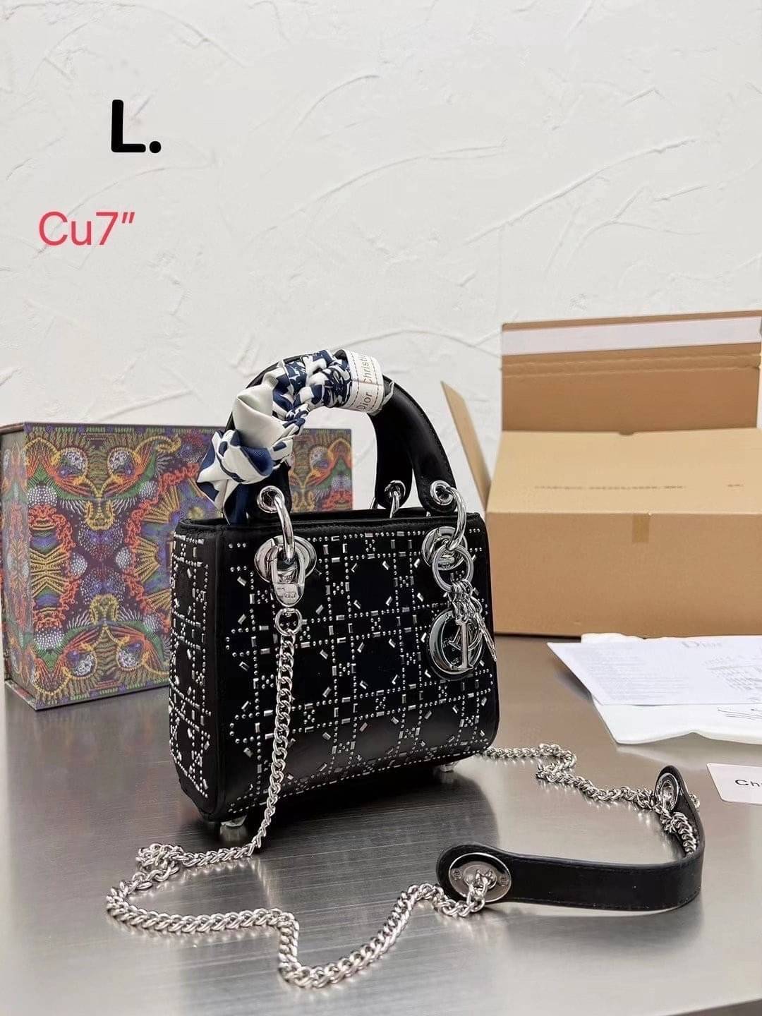 DIOR Lady Diamond Rhombus Handbag / Mini Lady Dior Bag Black Strass Cannage Satin กระเป๋าสะพายข้างตกแต่งหมุดเต็มใบ ไม่มีคือพลาด หรูจริงอะไรจัง ทรงกล่องคลาสสิค มีหูจับในตัวและสายครอสบอดี้สุดเลิศ แต่งเติมดีเทลอัพราคาไปอีก