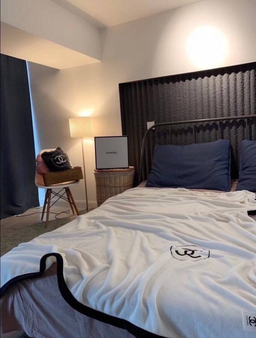 VIP GIFT 】Best Gift! Chanel Blanket พร้อมส่งไอเท็มแนะนำ ผ้าห่มนุ่มนิ่ม ขนปุยๆๆ สบายผิวมาก เนื้อผ้านิ่มฟูนุ่มใช้ได้ทุกโอกาส ขนาดกำลังดี พกพาสะดวก สามารถพกไว้ใช้ในรถ ใช้ในออฟฟิศได้ จะซื้อใช้เองหรือมอบเป็นของขวัญก็ดูดีพร้อมส่งที่ไทย ราคาสุดคุ้มไม่ต้องรอพรีฯ