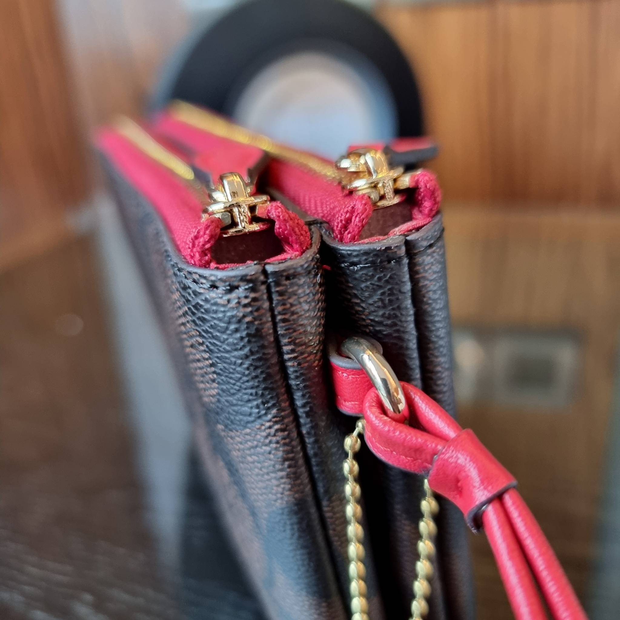 COACH F87591 DOUBLE CORNER ZIP WALLET IN SIGNATURE COATED CANVAS คล้องมือรุ่น 2 ซิป!! มาแล้วจ้า 🌟🤗 ไซส์นี้คือเหมาะมือจริงๆ พกง่ายเช่นเคย ไม่ต้องกังวลว่าจะเกะกะหรือกินพื้นที่กระเป๋าหลัก วัสดุหนังแคนวาสเคลือบลาย มีช่องหลักแยก 2 ช่อง ภายในบุผ