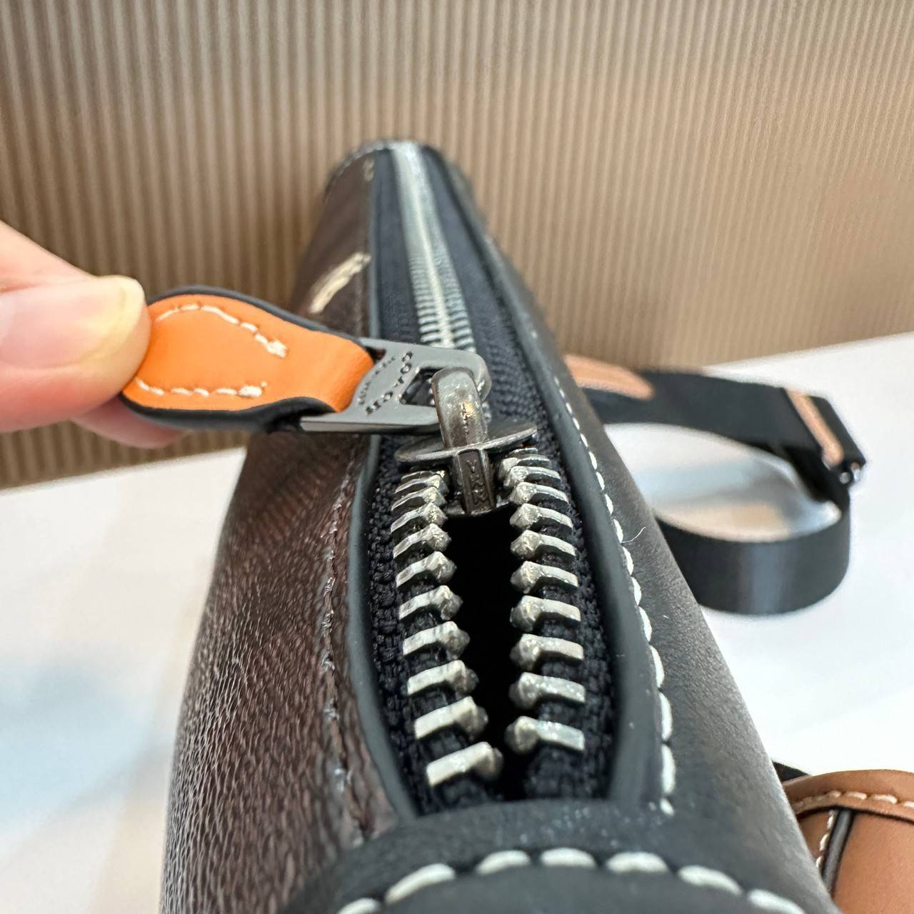 Coach Heritage Convertible Crossbody In Signature Canvas With Creature Print( cc131) กระเป๋าไฮบริดแบบถอดได้รุ่นใหม่ หล่อเท่ส์ สะพายสามารถสะพายทำงานดูดีสุดๆคะ มาพร้อมกระเป๋าใบเล็กห้อยสุดเก๋ วัสดุแคนวาสตัดขอบหนังแท้ เปิด ปิดด้วยซิป ซับในผ้า ด้านนอกกระเป๋าเป