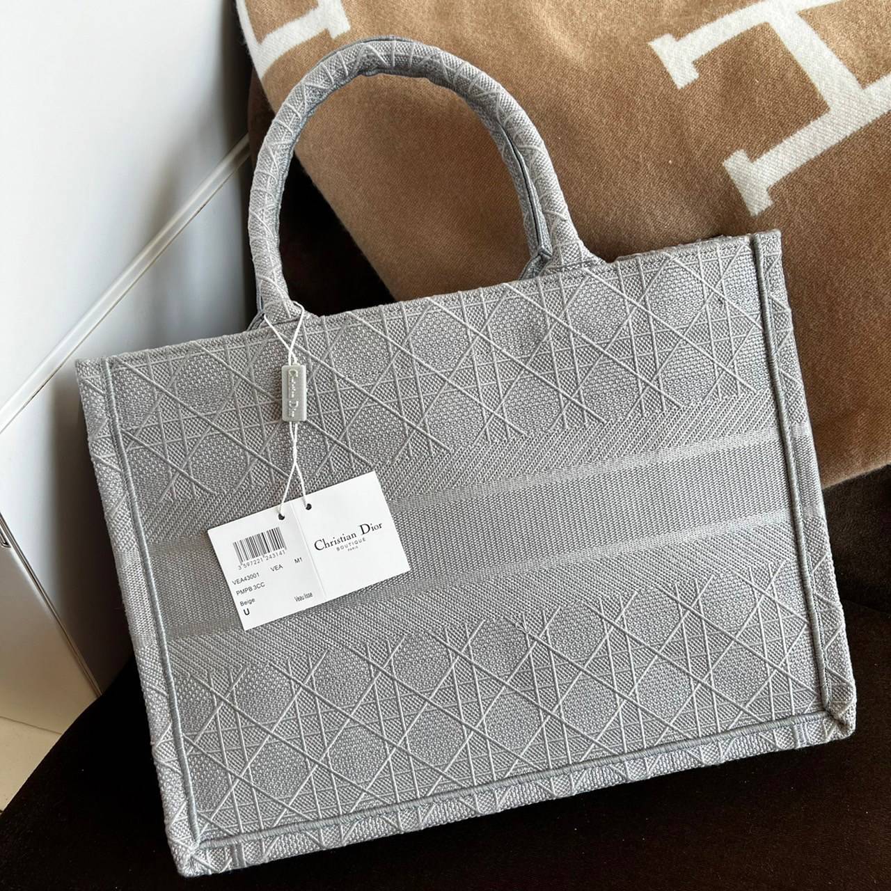 CHRISTIAN MEDIUM DIOR BOOK TOTE ราคาดีมากเลย คุ้มยิ่งกว่าคุ้มเป็นทางช็อปปิ้งBag เอกลักษณ์ของความหรู ที่ต้องมี ภายในโล่งกว้างมาก ใส่ของแบบแน่นๆ จุๆไปได้เลย น้ำหนักเบาสบาย งานออริปักขึ้นรูปสวยมาก มี code stamp พร้อมส่งที่ไทย เกรดออริจินอลเทพๆ ภาพสินค้าถ่ายจ