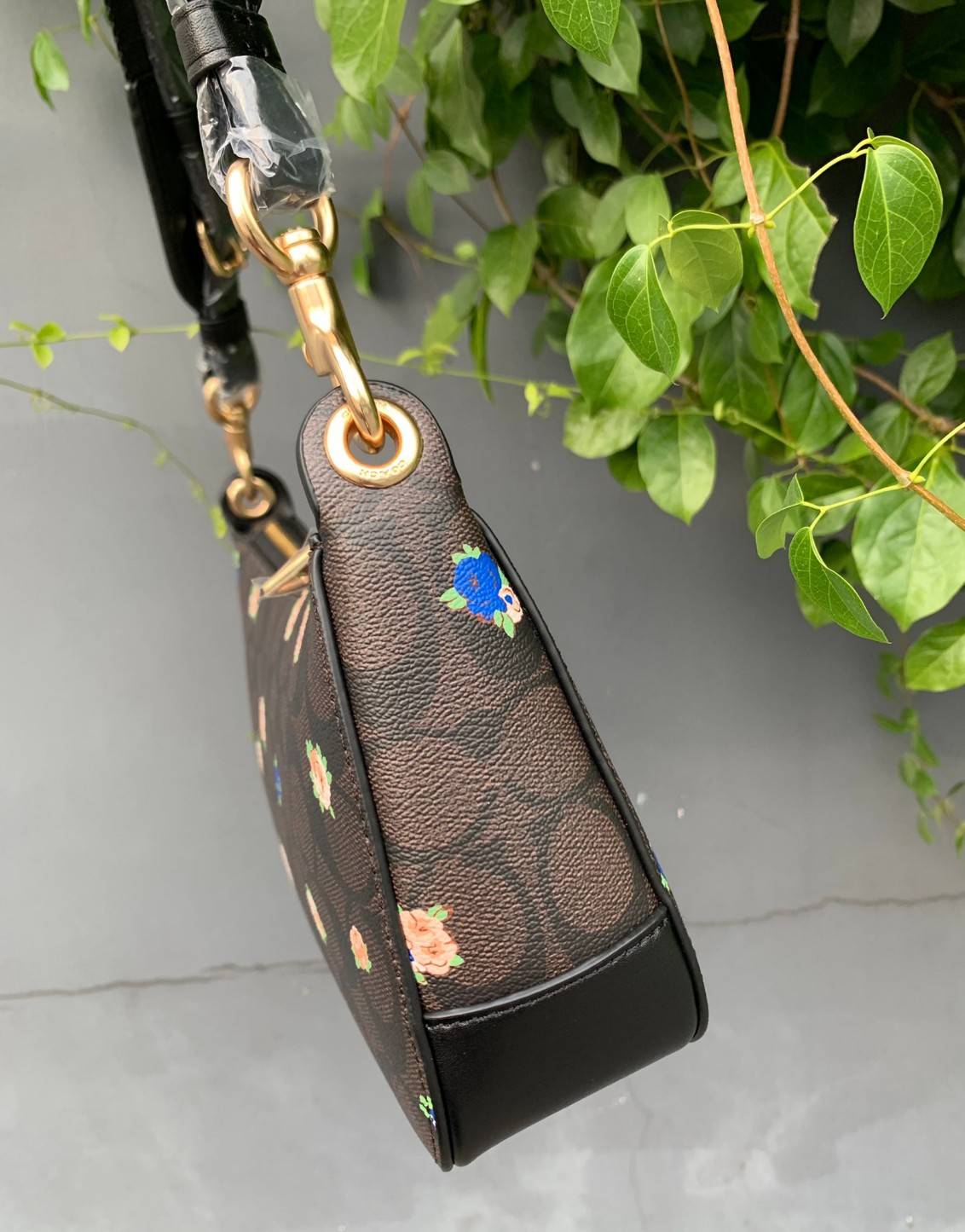 NEW ARRIVAL! นาทีนี้ต้องมีแล้วค่ะ ต้อนรับหน้าหนาวกันน! COACH JES BAGUETTE IN SIGNATURE CANVAS WITH COACH RADIAL RAINBOW ((C6817)) พร้อมส่งที่ไทย สิคค้าเข้าใหม่ค่ะ! กระเป๋าสะพายครอสบอดี้ร์ หนังแท้ น้ำหนักเบา เปิดปิดกระเป๋าแบบซิป ภายในสามารถใส่กระเป๋าเงินใบ