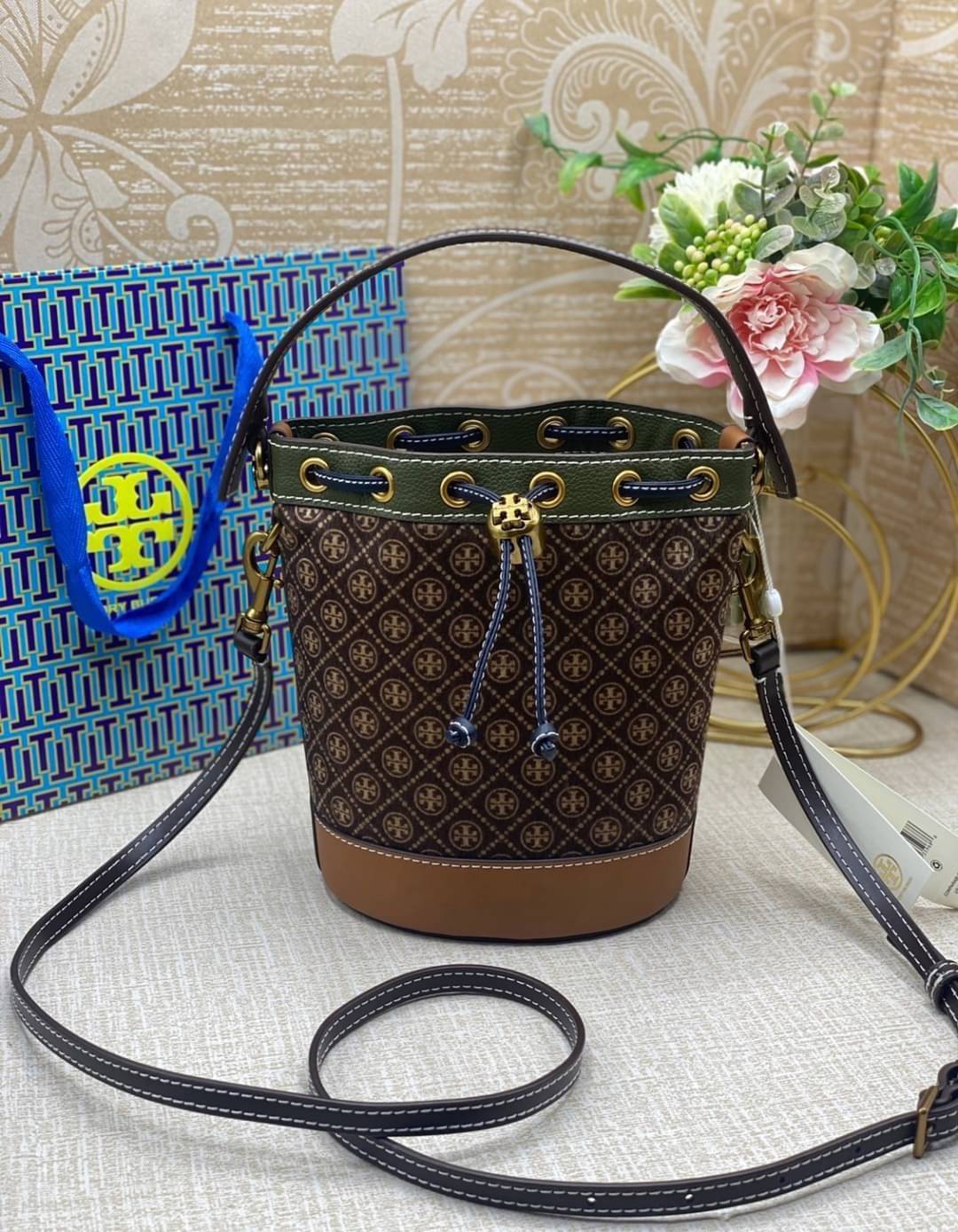 Tory Burch T Monogram Calf Hair Mini Bucket Bag กระเป๋าทรงถังผลิตขึ้นอย่างพิถีพิถันด้วยขนลูกวัวพิมพ์ลาย ตัดแต่งหนังอย่างดี