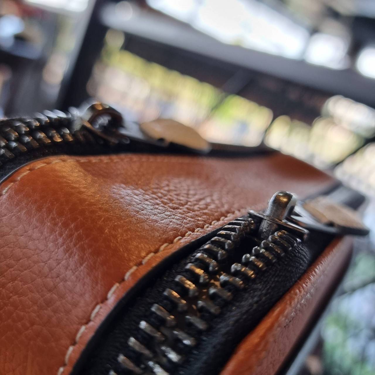 COACH C8445 CHARTER CROSSBODY 24 WITH HORSE AND CARRIAGE PRINT หล่อได้ไม่ซ้ำใคร กับไอเท็มใหม่ล่าสุด ชิคๆคูลๆ กับกระเป๋าสะพายข้าง ดีไซน์ทรงกล่อง ตกแต่งลวดลายดูโดดเด่น วัสดุหนังแคนวาสสลับหนัง pepble มีซิป 2 ฝั่ง ใส่ของได้จุใจ ของสำคัญใส่ไปเลยครบๆ สายสะพายปร