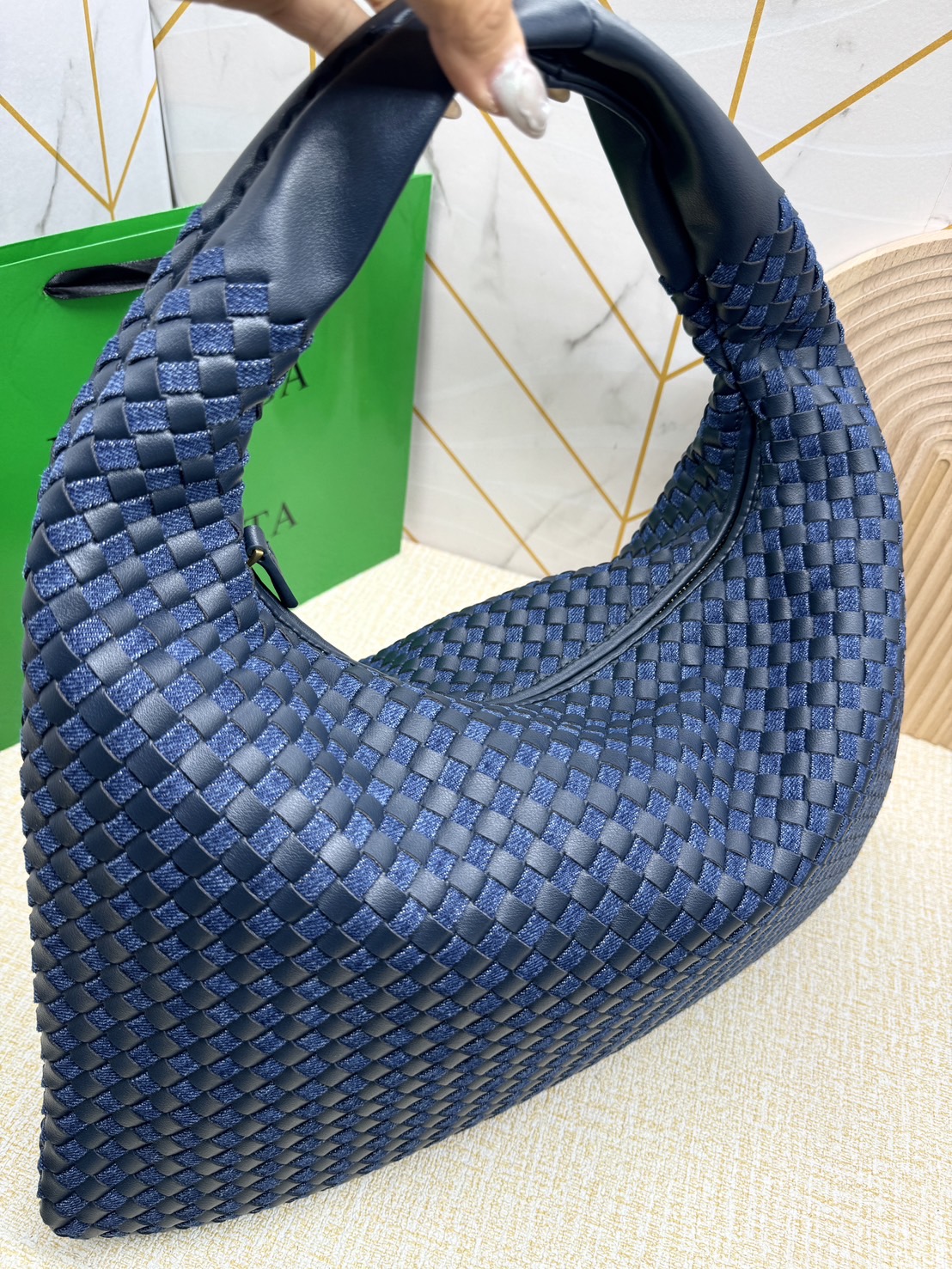 BOTTEGA Hop Large denim and leather tote bag in blue 47cm / BOTTEGA Hobo Bag กระเป๋าสะพายไหล่ใบใหญ่ จุของได้เยอะมาก วัสดุเดนิมคอตตอน ดีไซส์สานเป็นเอกลักษณ์สวยงาม เกรดออริ 1:1