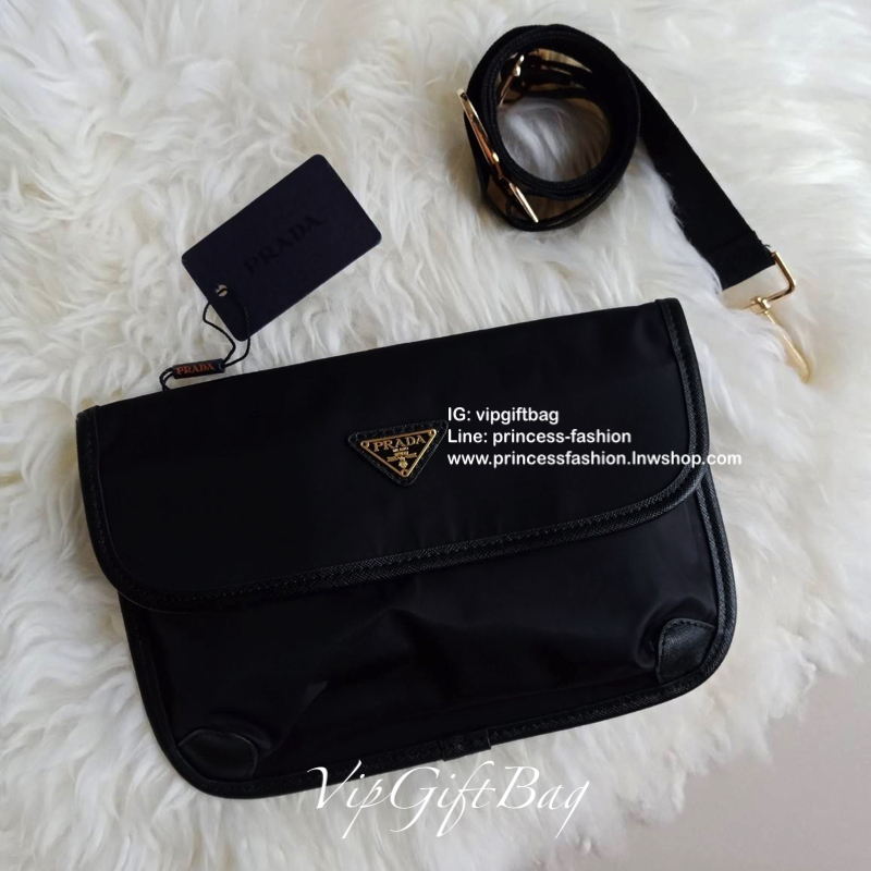 Prada Bag ทรงใหม่มีไว้ไม่ซ้ำใครแน่นอนคะ จะสะพายข้าง หรือ คาดอกก็ได้คะ วัสดุทำจากผ้าNylon กันน้ำ ตัวอะไหล่สีเงิน ขนาดกำลังดี ใส่ของได้เยอะคะ มือถือ กระเป๋าตังใส่ได้ สบายๆคะ ด้านหน้าและด้านหลังมีช่องซิปแยกให้อีกคะ ใช้ได้ทั้งผู้ชายผู้หญิงเลยคะ ด้านข้างกระเป๋