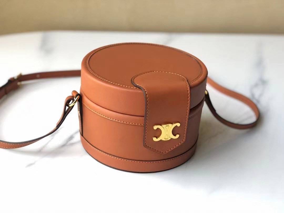 CELINE MEDIUM TAMBOUR IN SMOOTH CALFSKIN BAG กระเป๋าทรงกลมสวยหรูอยู่ทรงเปิดปิดด้วยฝาปิดกระดุมโลโก้แบรนด์ ภายในโล่ง