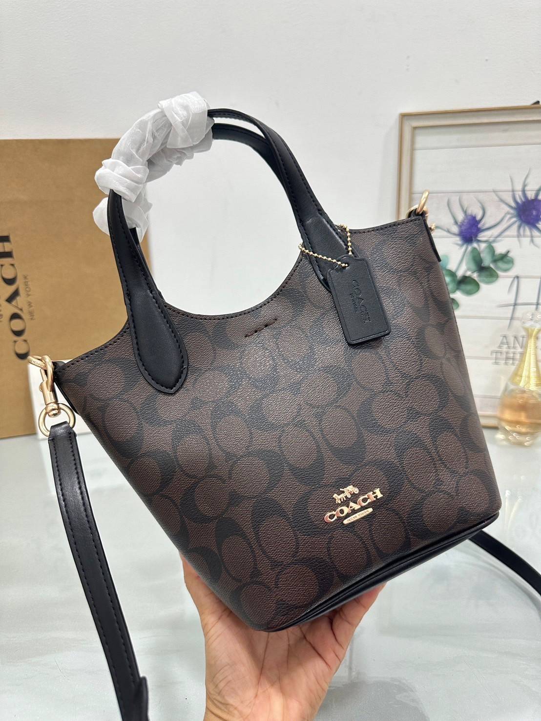 พร้อมส่ง 5 สี COACH HANNA BUCKET BAG กระเป๋าถือ/สะพายข้างทรงบักเก็ตรุ่นใหม่ดีไซน์เก๋น่ารัก เกรดท็อปออริ เกรดดีสุด สลับแท้ 1:1