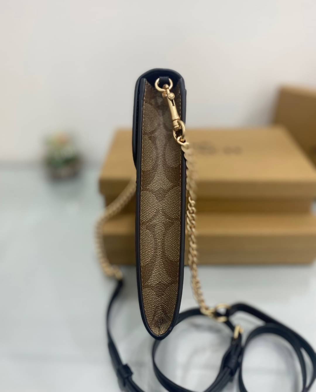 COACH RACHEL PHONE CROSSBODY IN SIGNATURE CANVAS พร้อมส่ง กระเป๋าสะพาย case phone ต้องมา ให้คุณพกพา gadget ล้ำไปได้ทุกที่ ใส่โทรศัพท์มือถือได้ทุกรุ่น ดีไซน์ใหญ่กว่าเดิม